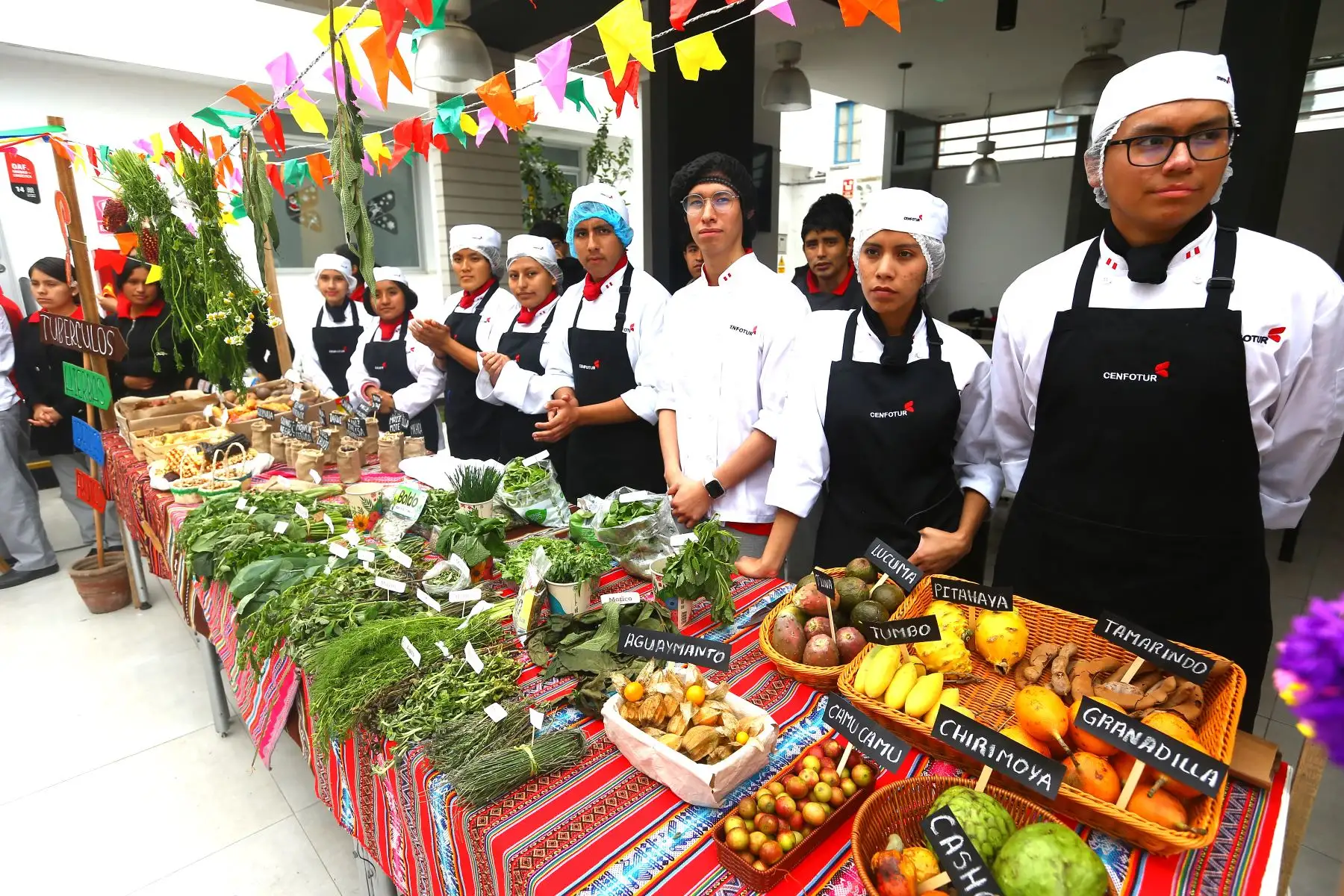 El Centro de Formación en Turismo realiza  la Feria “Cenfotur Sabores”, con la participación de chefs docentes y estudiantes de la carrera de “Gastronomía Peruana e Internacional”, quienes presentaron platos típicos como la patarasca, la patita con maní, el tacacho con cecina, así como postres de antaño como el rafañote, entre otras muestras de la cocina de distintas regiones del país.
Foto: ANDINA/Eddy Ramos