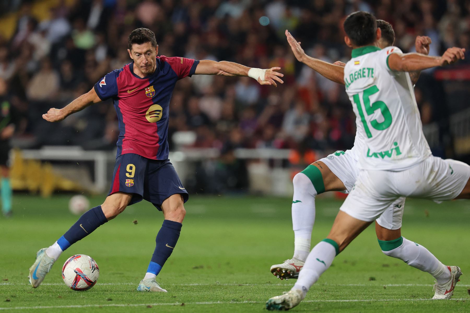 El delantero polaco del Barcelona, ​​Robert Lewandowski, toma el control del balón durante el partido de fútbol de la liga española entre el FC Barcelona y el Getafe CF en el Estadi Olimpic Lluis Companys de Barcelona, España, el 25 de septiembre de 2024. Foto: AFP