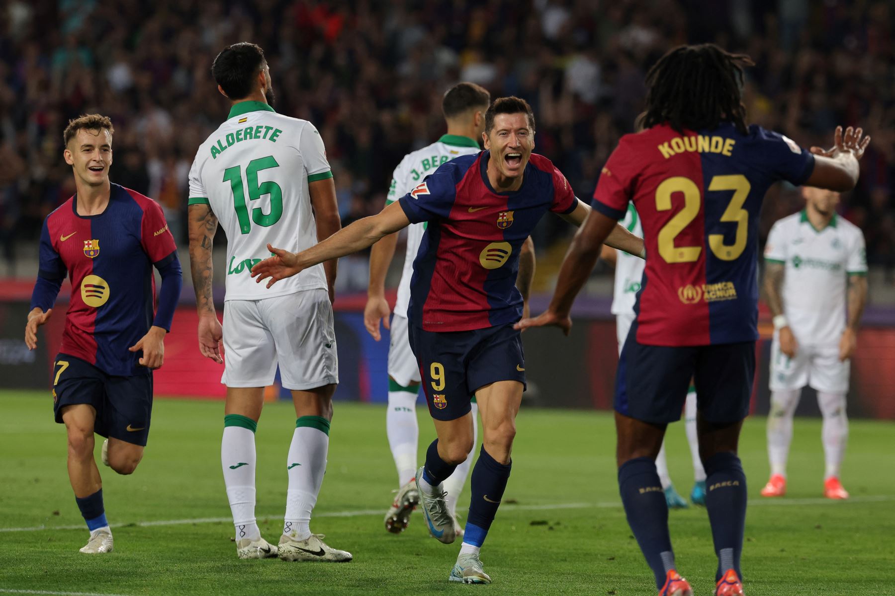 El delantero polaco del Barcelona, ​​Robert Lewandowski, celebra tras marcar el primer gol de su equipo durante el partido de fútbol de la liga española entre el FC Barcelona y el Getafe CF en el Estadio Olímpico Lluis Companys de Barcelona el 25 de septiembre de 2024. Foto: AFP