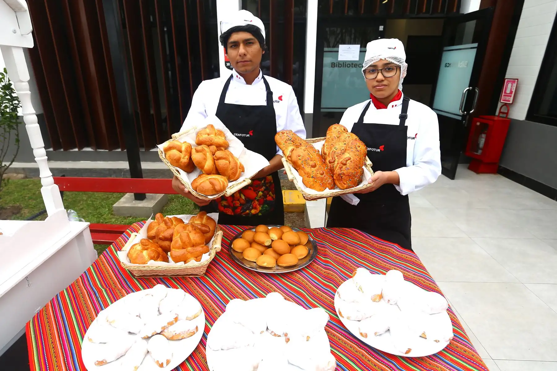 El Centro de Formación en Turismo realiza  la Feria “Cenfotur Sabores”, con la participación de chefs docentes y estudiantes de la carrera de “Gastronomía Peruana e Internacional”, quienes presentaron platos típicos como la patarasca, la patita con maní, el tacacho con cecina, así como postres de antaño como el rafañote, entre otras muestras de la cocina de distintas regiones del país.
Foto: ANDINA/Eddy Ramos