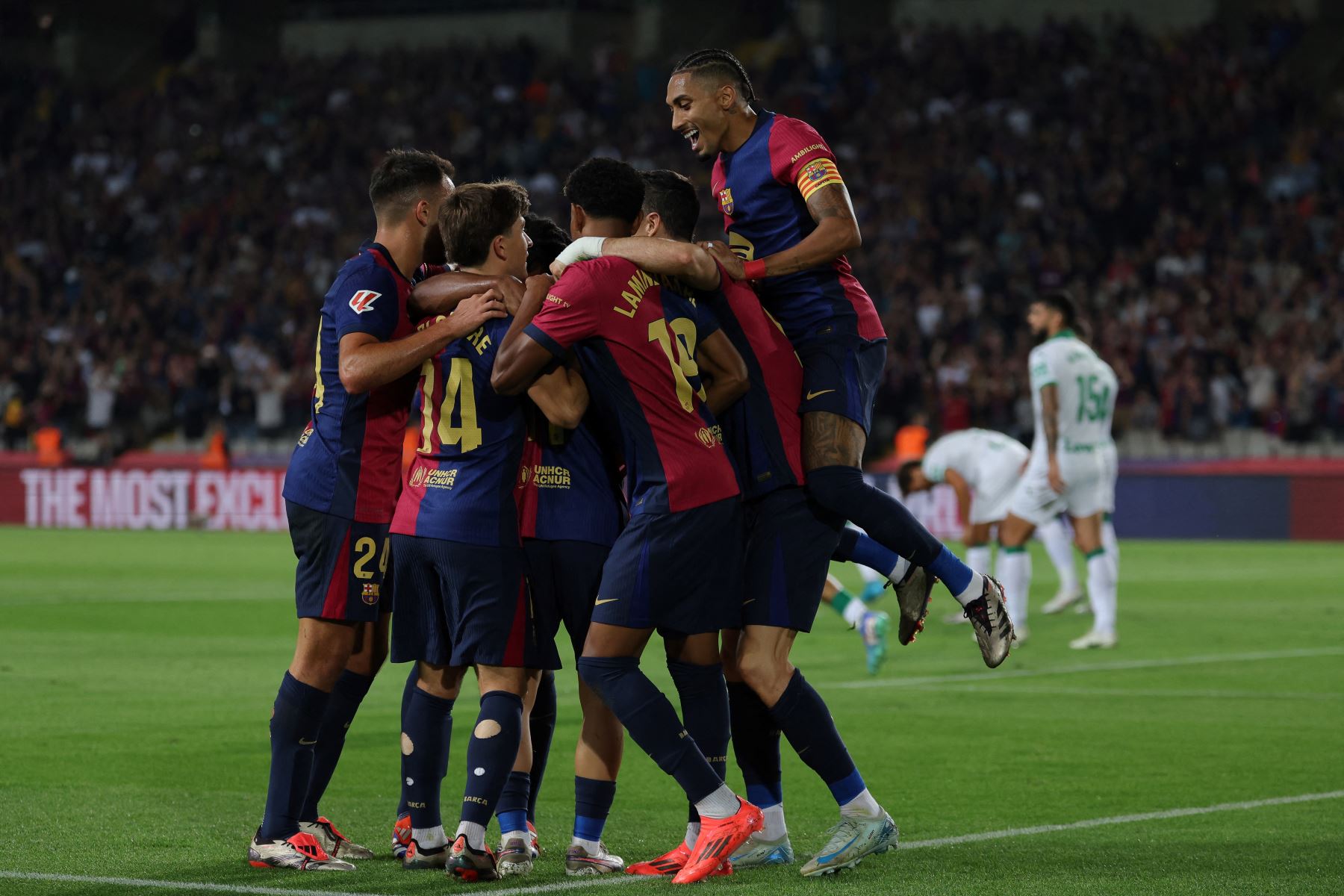 El delantero polaco del Barcelona, ​​Robert Lewandowski, celebra con sus compañeros tras marcar el primer gol de su equipo durante el partido de fútbol de la liga española entre el FC Barcelona y el Getafe CF en el Estadio Olímpico Lluis Companys de Barcelona el 25 de septiembre de 2024. Foto: AFP