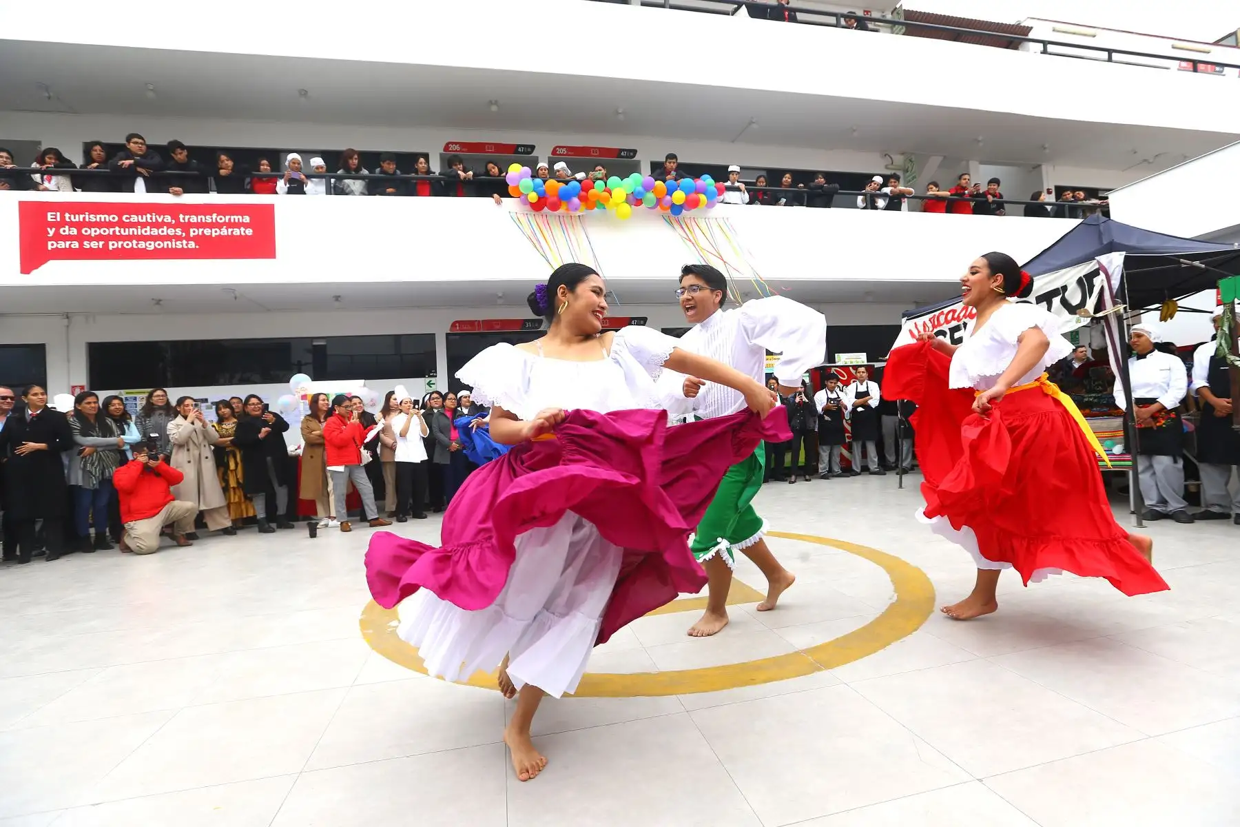 Esta exhibición se realiza en el marco del Día Mundial del Turismo y permitirá compartir experiencias de sabores, además de dar a conocer las bondades de la comida regional.
Foto: ANDINA/ Eddy Ramos