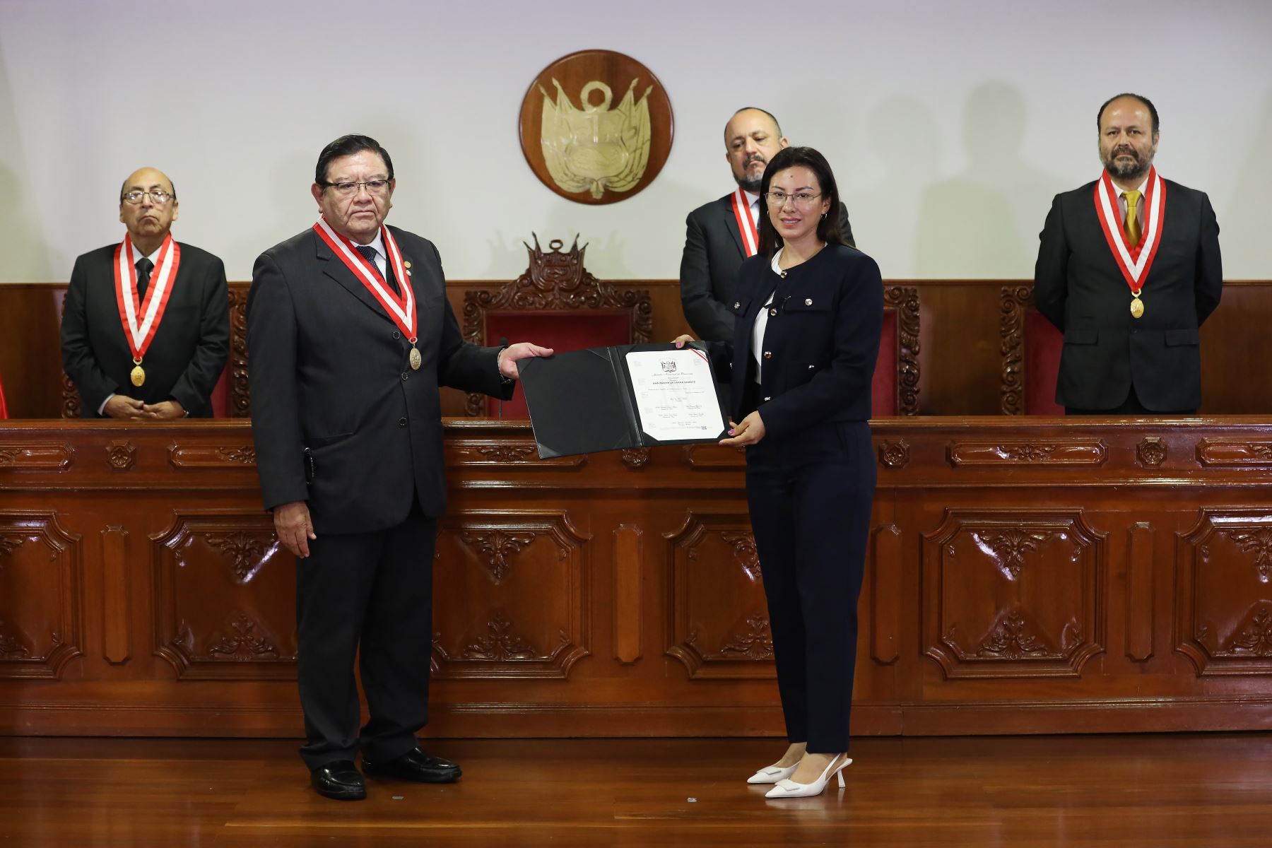 El presidente del JNE, Jorge Salas, entrega credenciales a nueva legisladora Ana Zegarra. Foto: Difusión