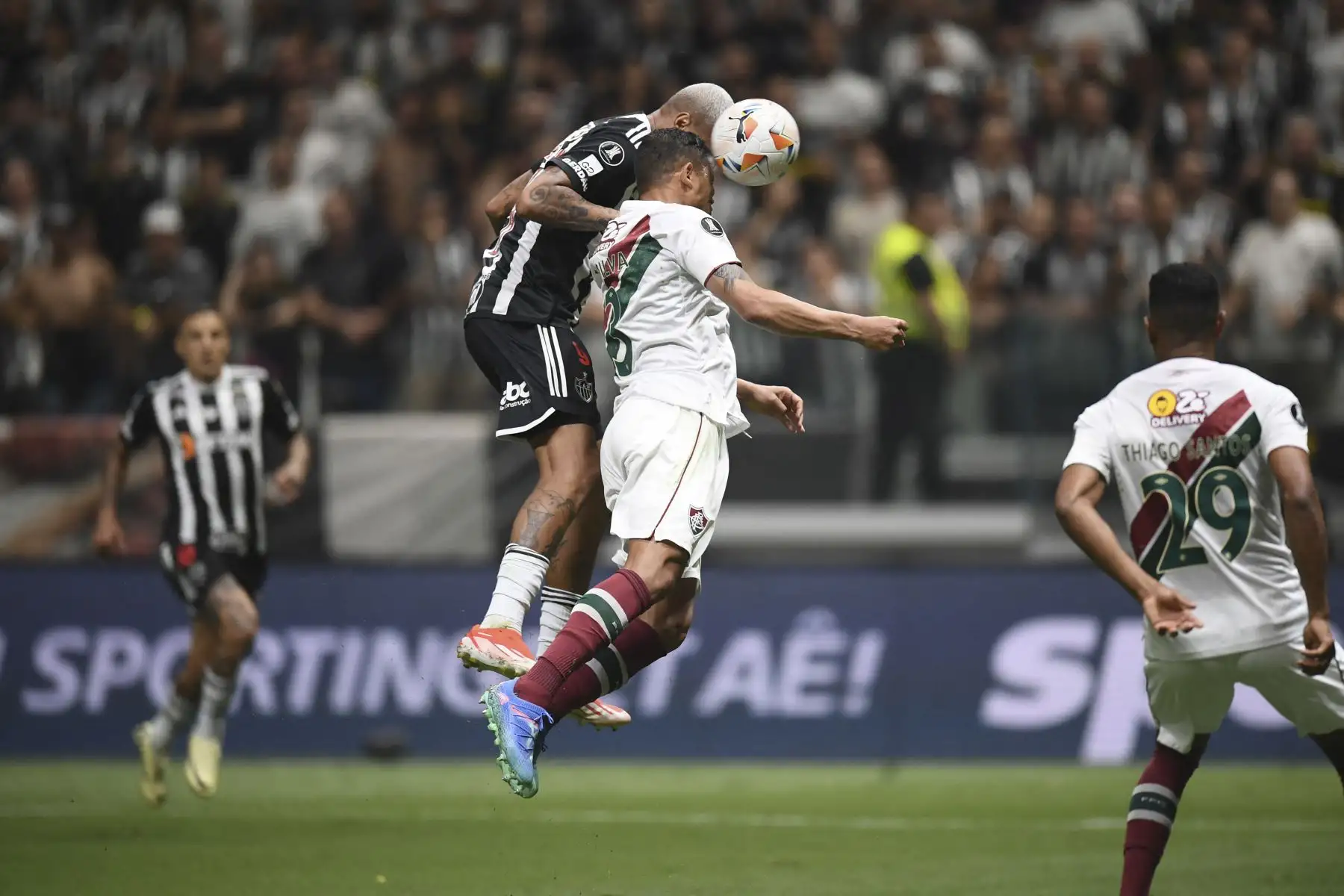 El delantero del Atlético Mineiro, Deyverson, y el defensor del Fluminense, Thiago Silva, saltan para cabecear el balón durante el partido de vuelta de los cuartos de final de la Copa Libertadores entre el Atlético Mineiro y el Fluminense en el estadio Arena MRV de Belo Horizonte, Brasil, el 25 de septiembre. Foto: AFP
