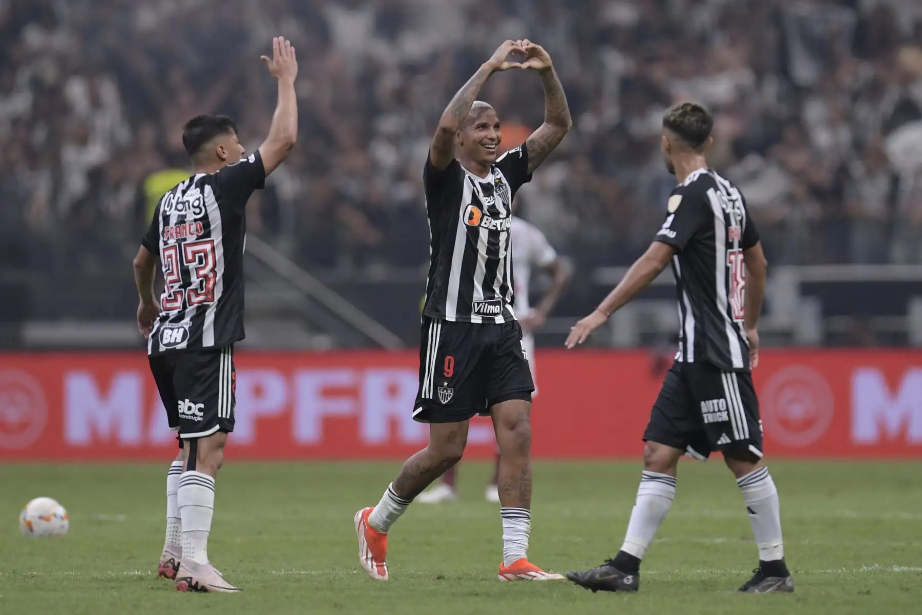 El delantero del Atlético Mineiro, Deyverson, celebra junto al mediocampista ecuatoriano Alan Franco y al mediocampista argentino Fausto Vera después de marcar el segundo gol de su equipo durante el partido de vuelta de los cuartos de final de la Copa Libertadores entre el Atlético Mineiro y el Fluminense en el Arena Estadio MRV en Belo Horizonte, Brasil. Foto: AFP