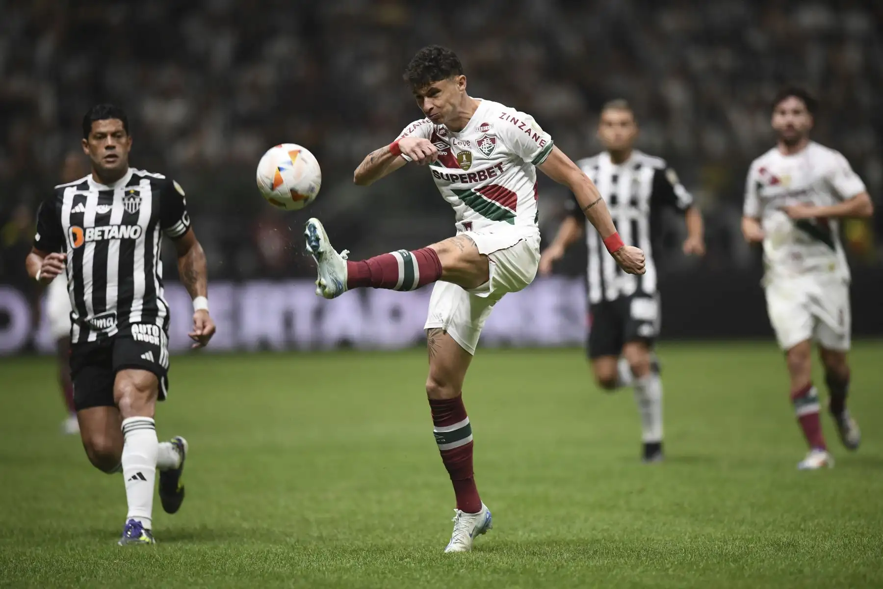 El defensor del Fluminense, Diogo Barbosa, patea el balón frente al delantero del Atlético Mineiro, Hulk, durante el partido de fútbol de vuelta de los cuartos de final de la Copa Libertadores entre el Atlético Mineiro y el Fluminense en el estadio Arena MRV en Belo Horizonte, Brasil. Foto: AFP