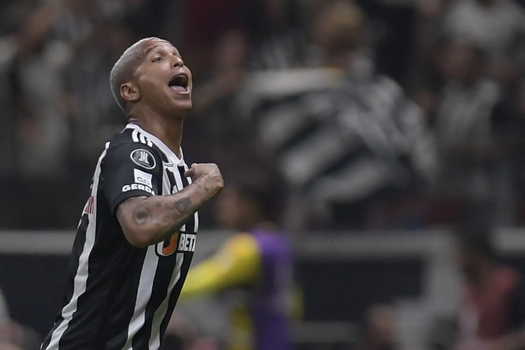 El delantero del Atlético Mineiro, Deyverson, celebra tras anotar su primer gol durante el partido de vuelta de los cuartos de final de la Copa Libertadores entre el Atlético Mineiro y el Fluminense en el estadio Arena MRV de Belo Horizonte, Brasil, el 25 de septiembre de 2024. Foto: AFP