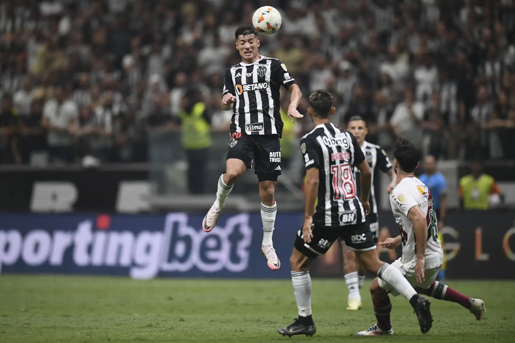 El mediocampista ecuatoriano del Atlético Mineiro, Alan Franco, cabecea el balón durante el partido de vuelta de los cuartos de final de la Copa Libertadores entre el Atlético Mineiro y el Fluminense en el estadio Arena MRV de Belo Horizonte, Brasil, el 25 de septiembre de 2024. Foto: AFP
