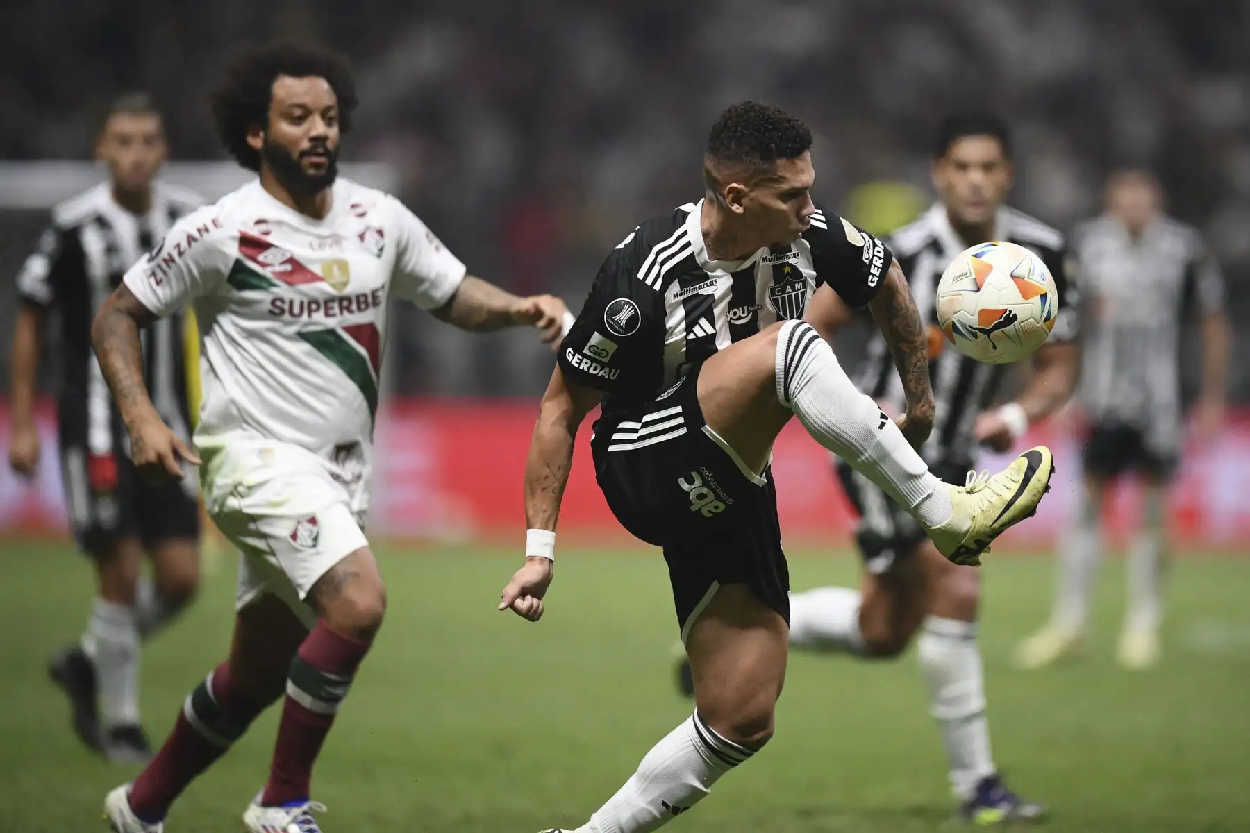 El delantero del Atlético Mineiro, Paulinho, controla el balón pasando al defensor del Fluminense, Marcelo, durante el partido de vuelta de los cuartos de final de la Copa Libertadores entre el Atlético Mineiro y el Fluminense en el estadio Arena MRV de Belo Horizonte, Brasil. Foto: AFP