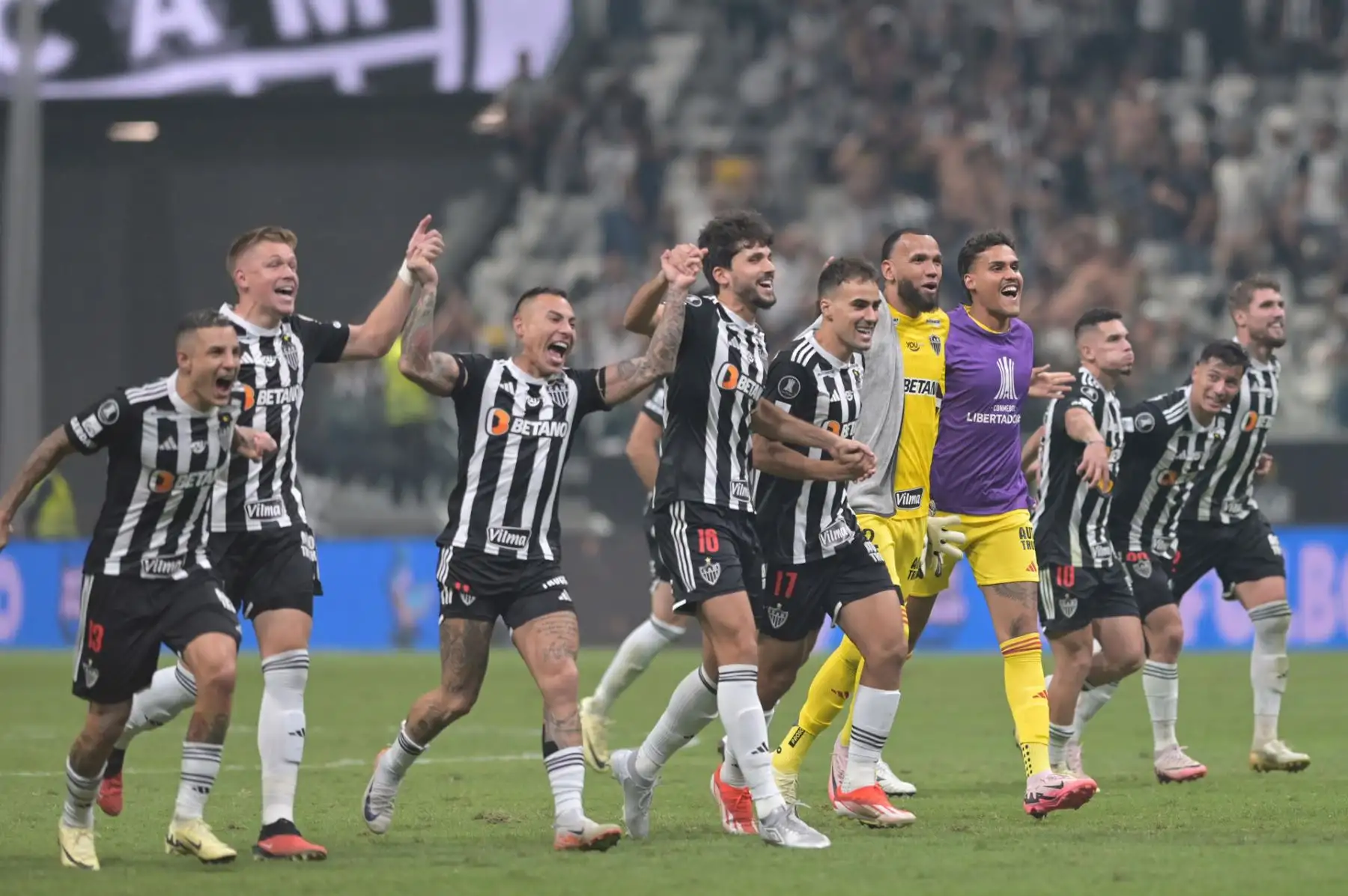 Jugadores de Mineiro celebran su victoria este miércoles al final del partido de vuelta de cuartos de final de la Copa Libertadores entre Atlético Mineiro y Fluminense en el estadio Arena MRV en Belo Horizonte, Brasil. Foto: EFE
