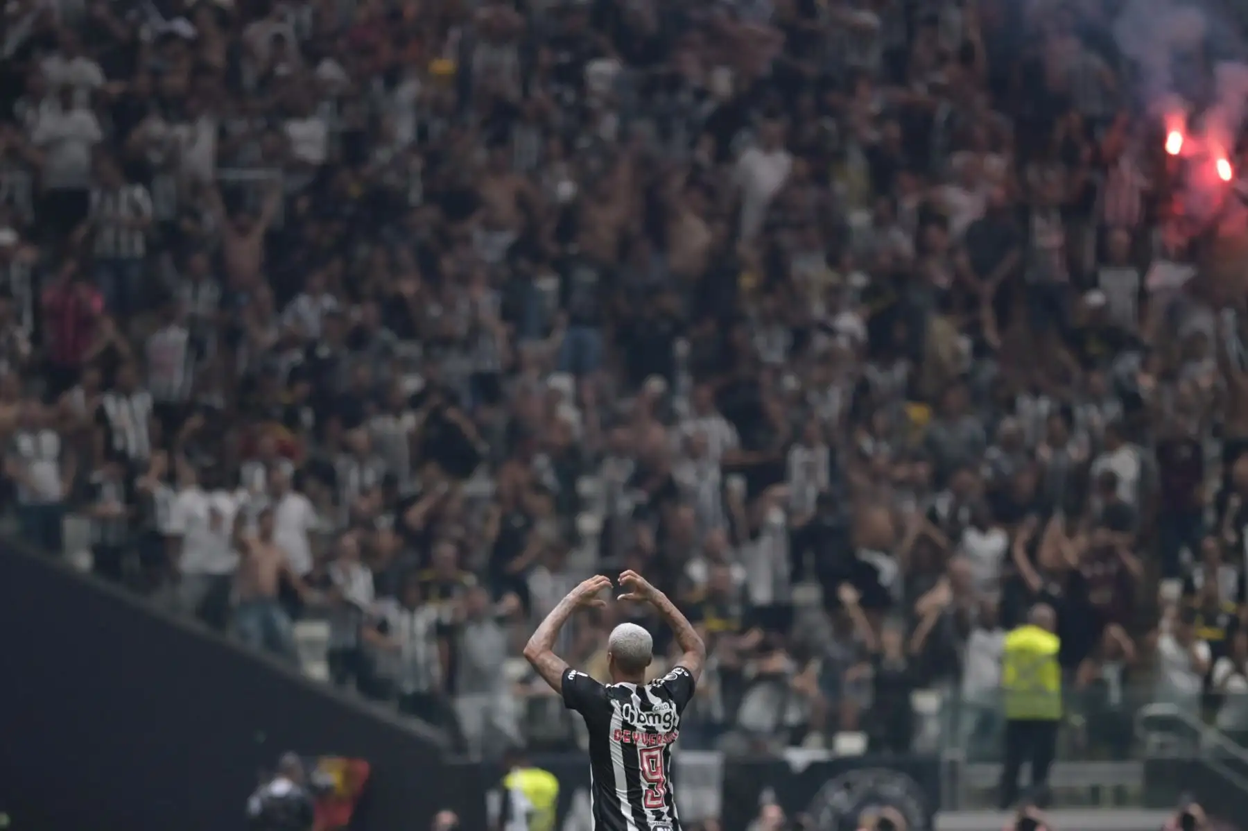 Deyverson de Mineiro celebra su gol este miércoles, en el partido de vuelta de cuartos de final de la Copa Libertadores entre Atlético Mineiro y Fluminense en el estadio Arena MRV en Belo Horizonte, Brasil. Foto: EFE
