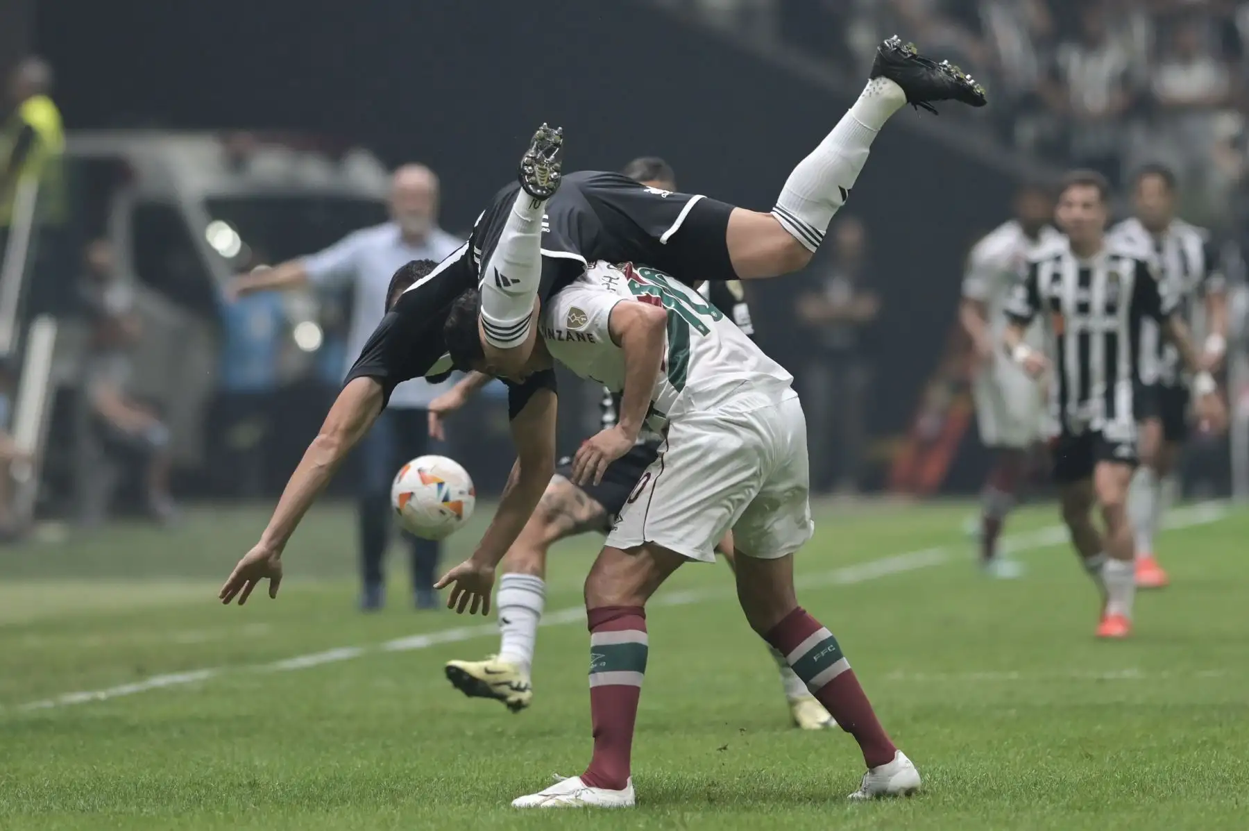Rodrigo Battaglia del Mineiro disputa el balón con Ganso de Fluminense este miércoles en el partido de vuelta de cuartos de final de la Copa Libertadores entre Atlético Mineiro y Fluminense en el estadio Arena MRV en Belo Horizonte, Brasil. Foto: EFE