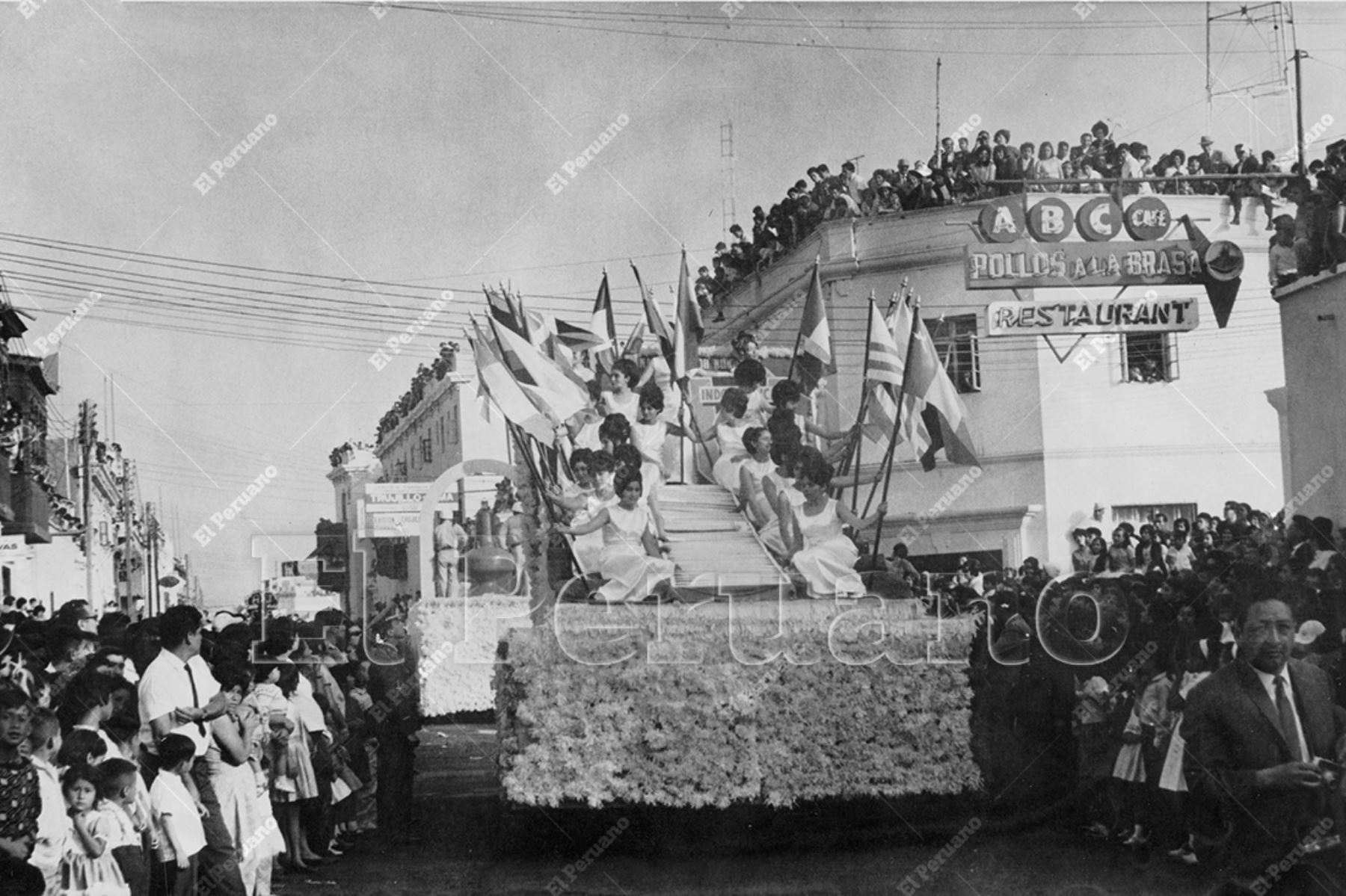 La Libertad - 25 setiembre 1966 / Miles de personas presenciaron el corso de primavera en Trujillo y aplaudieron a las reinas de belleza de varios países del mundo. Foto: Archivo Histórico de El Peruano