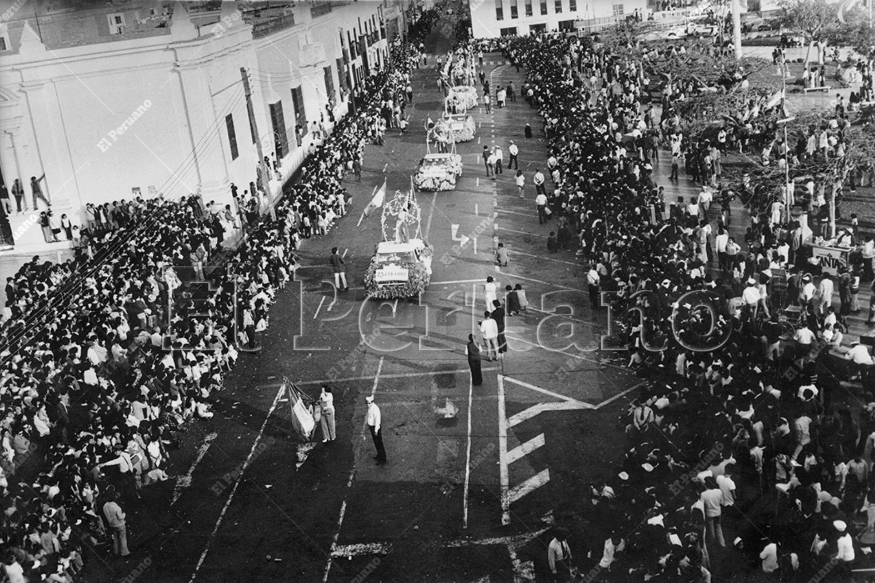 Lima - 30 setiembre 1973 / Una multitud bordea los jirones centrales de Trujillo para presenciar el corso de primavera que constituye una atracción singular por los carros alegóricos. Foto: Archivo Histórico de El Peruano