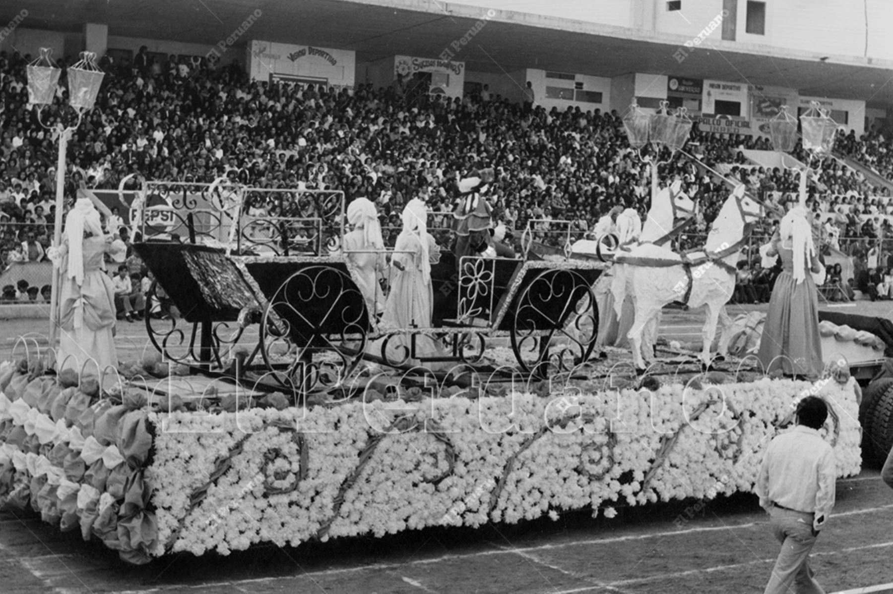 La Libertad - 28 setiembre 1975  / Miles de trujillanos aplaudieron el corso del Festival Internacional de la Primavera. Los carros alegóricos recorrieron la ciudad de Trujillo desde el estadio Mansiche hasta la plaza de armas de la ciudad. Foto: Archivo Histórico de El Peruano