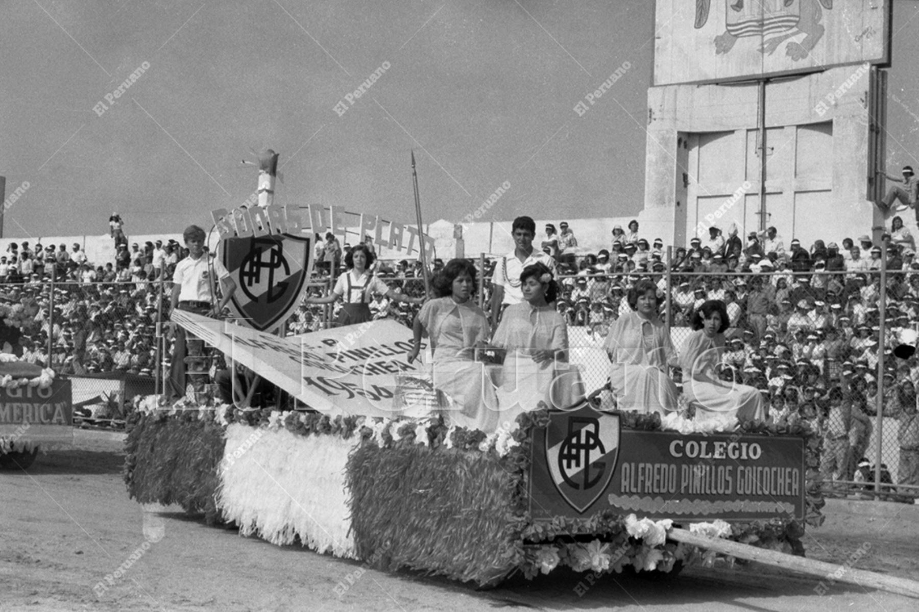 La Libertad - 30 setiembre 1979 / Carro alegórico del colegio Alfredo Pinillos en el imponente corso  del Festival Internacional de la Primavera de Trujillo. Foto: Archivo Histórico de El Peruano / Justo López