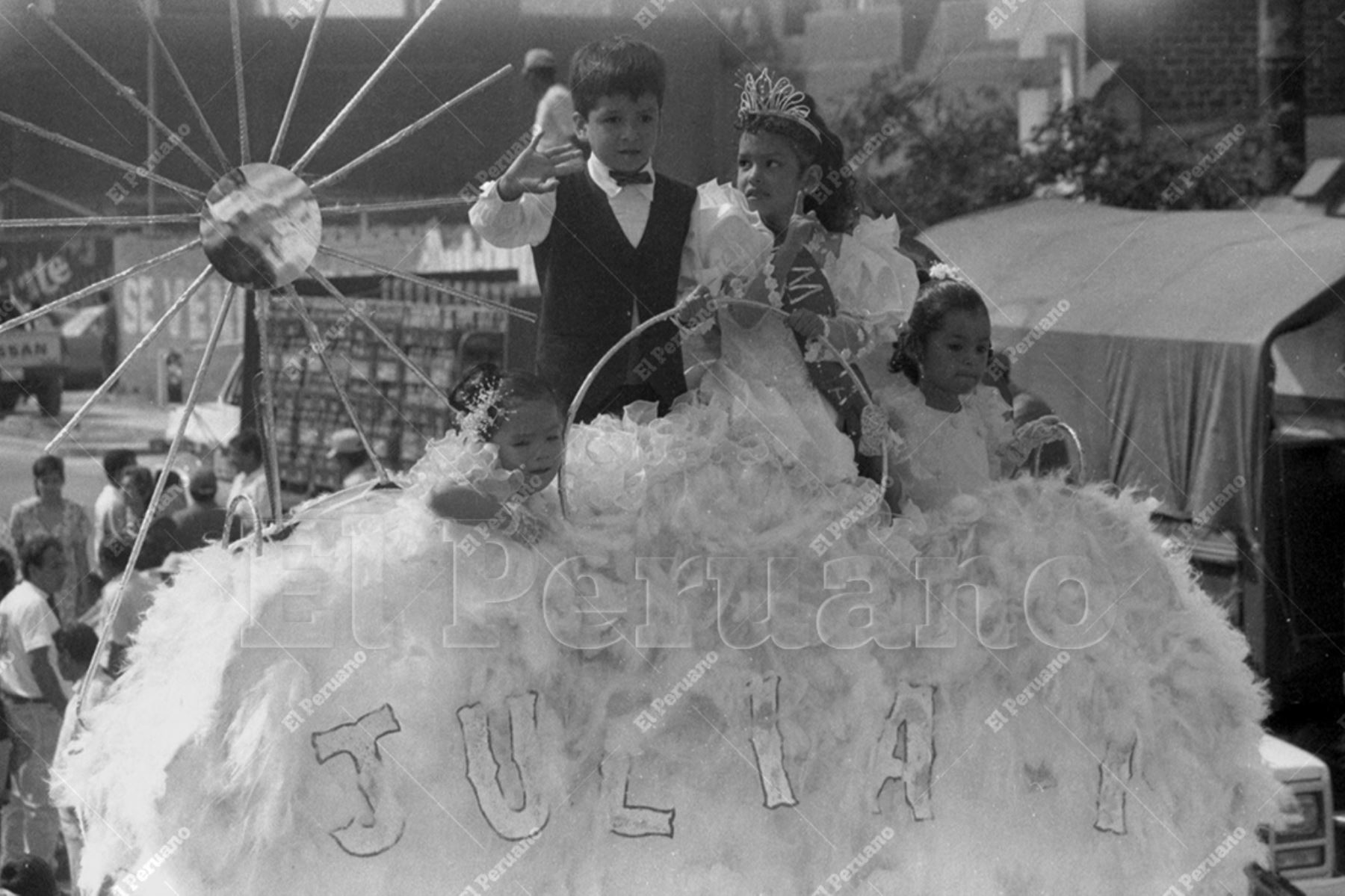 La Libertad -  setiembre 1992 / Niños en carro alegórico en el gran corso del Festival de la Primavera en Trujillo. Foto: Archivo Histórico de El Peruano / Patricia Altamirano