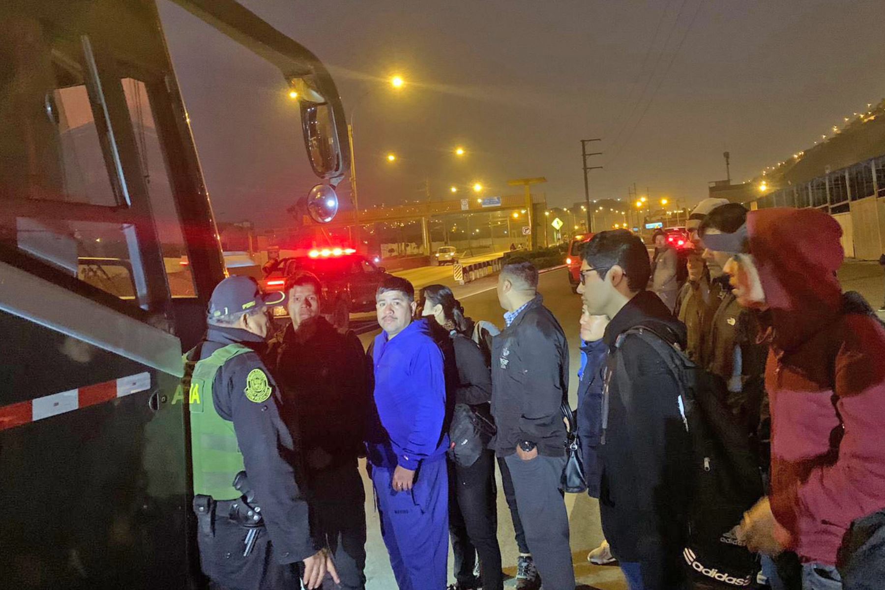 La Policia ha puesto a disposición de la ciudadanía 14 buses en las principales zonas de la capital con el objetivo de trasladar gratuitamente a quienes necesiten llegar a sus centros de labores o estudios. Foto: Andina/Difusión