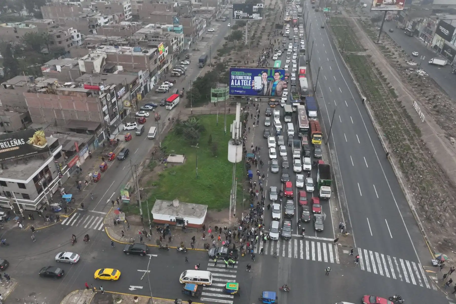 Cruce de la Panamericana Norte con avenida avenida Huandoy  a consecuencia del paro convocado por un grupo de transportistas en Lima Metropolitana. Foto: ANDINA/ Juan Carlos Guzmán Negrini