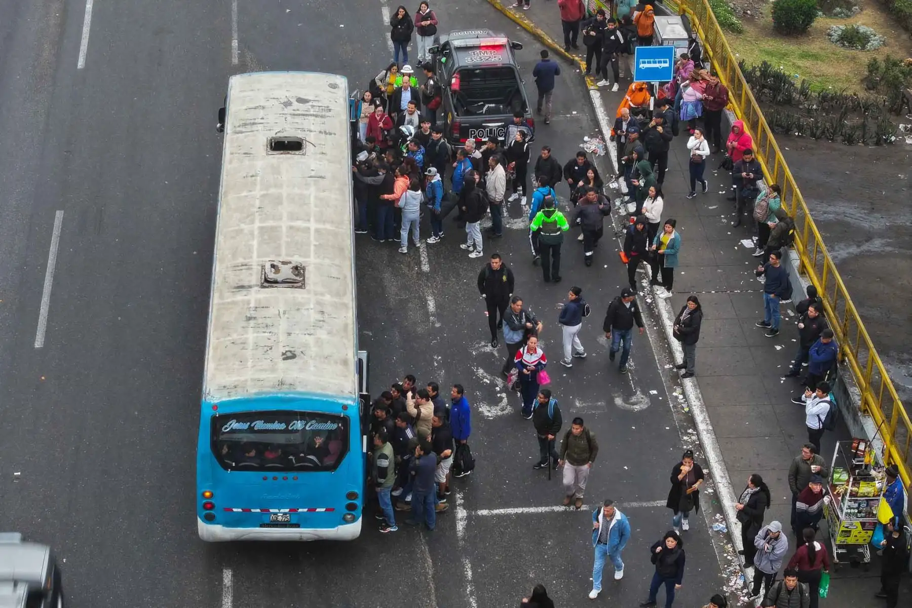 Paraderos de transporte público a la altura del Puente Nuevo, en el Cruce de las avenidas Malecón Checa y Pirámide del Sol, entre los distritos de San Juan de Lurigancho y El Agustino,a consecuencia de un paro convocado por un grupo de transportistas.Foto: ANDINA/Daniel Bracamonte