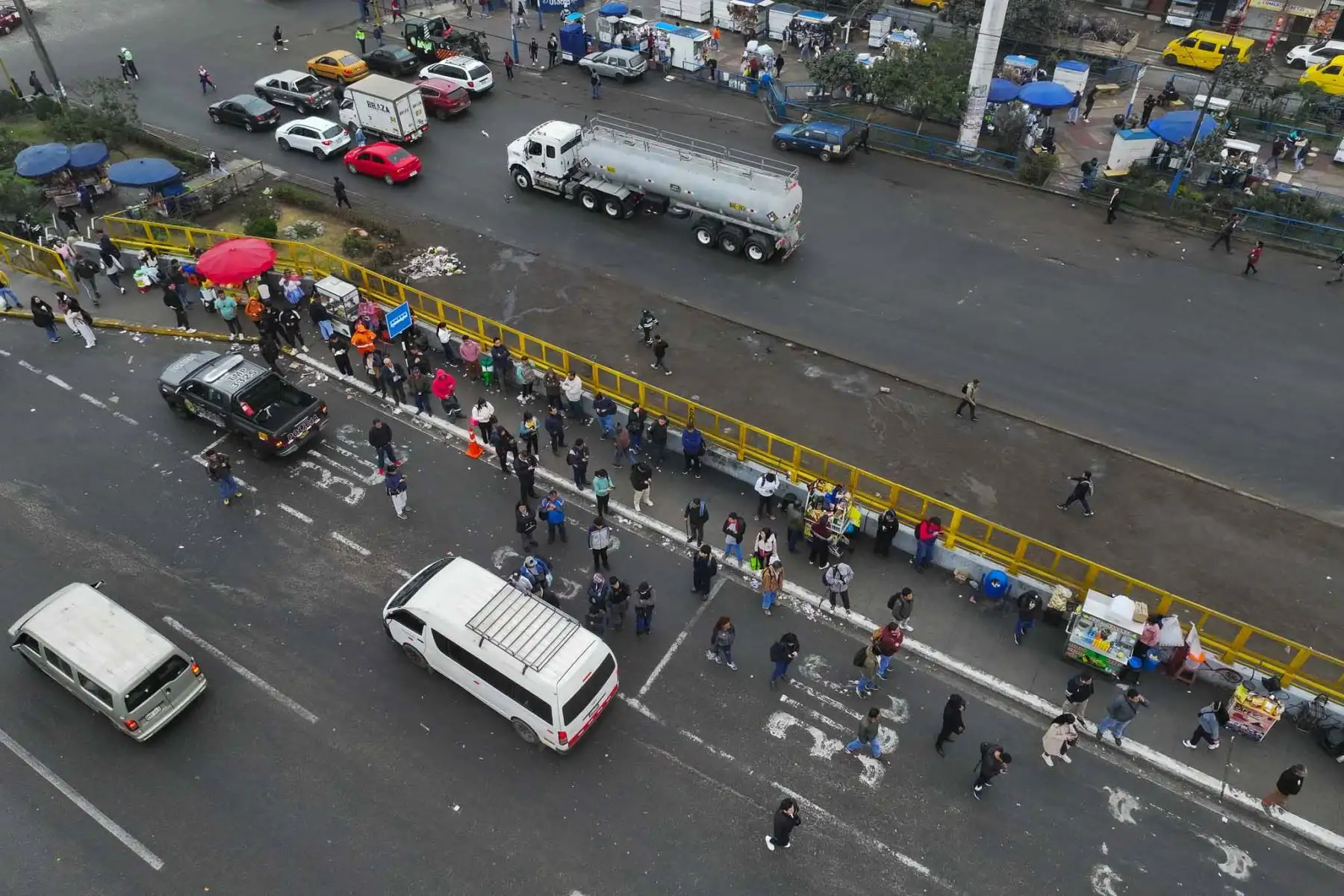 Paraderos de transporte público a la altura del Puente Nuevo, en el Cruce de las avenidas Malecón Checa y Pirámide del Sol, entre los distritos de San Juan de Lurigancho y El Agustino,a consecuencia de un paro convocado por un grupo de transportistas.Foto: ANDINA/Daniel Bracamonte