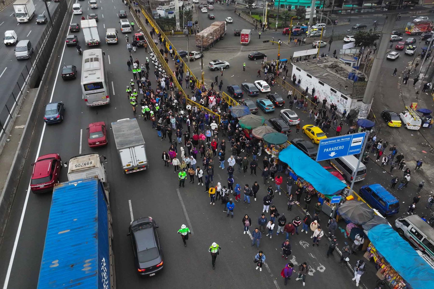 Paraderos de transporte público a la altura del Puente Nuevo, en el Cruce de las avenidas Malecón Checa y Pirámide del Sol, entre los distritos de San Juan de Lurigancho y El Agustino,a consecuencia de un paro convocado por un grupo de transportistas.Foto: ANDINA/Daniel Bracamonte