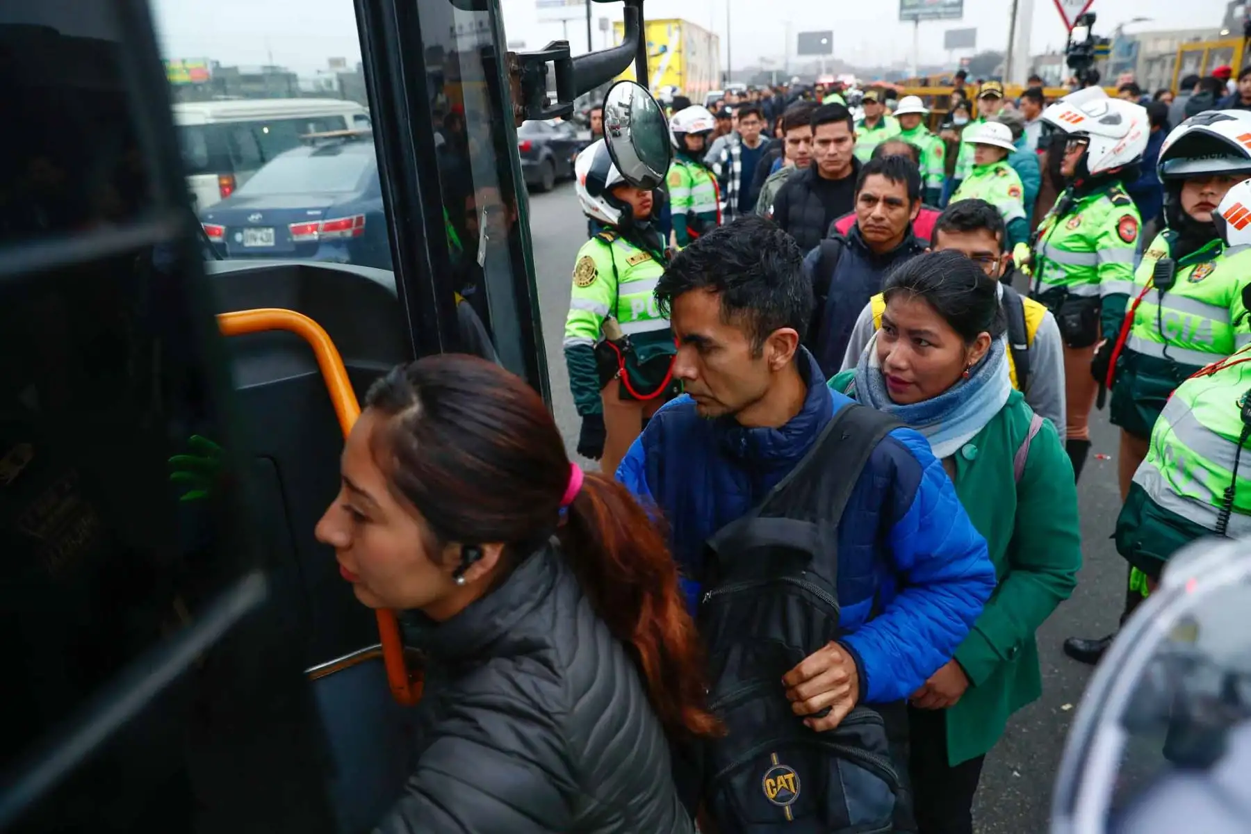 Paraderos de transporte público a la altura del Puente Nuevo, en el Cruce de las avenidas Malecón Checa y Pirámide del Sol, entre los distritos de San Juan de Lurigancho y El Agustino,a consecuencia de un paro convocado por un grupo de transportistas.Foto: ANDINA/Daniel Bracamonte