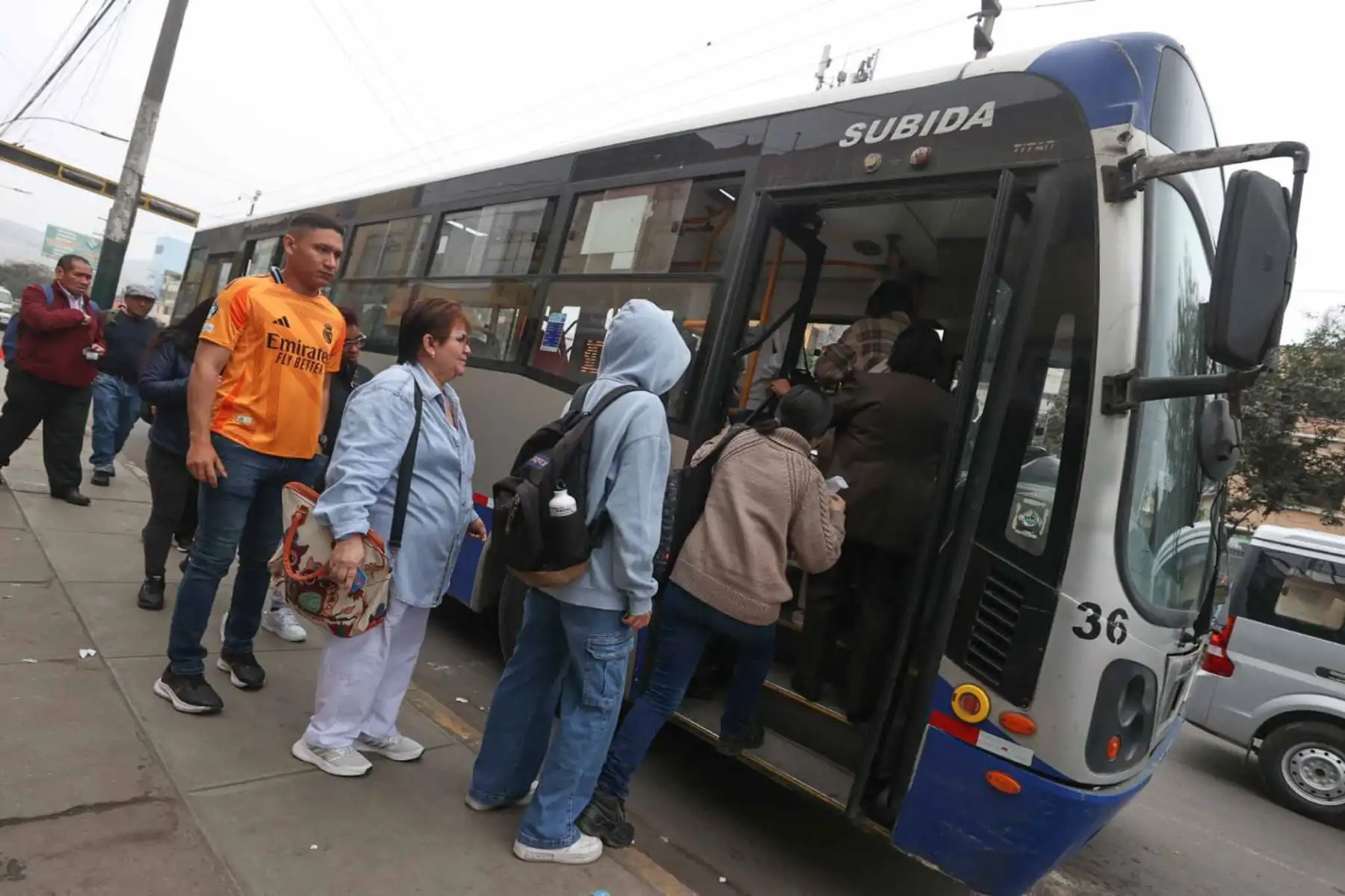 Los servicios de transporte público convencional y concesionados reforzaron sus salidas habituales, con el fin de garantizar la transitabilidad de los usuarios ante el paro convocado por algunos gremios de transportistas, informó la ATU.

Foto: ANDINA/ Juan Carlos Guzmán Negrini