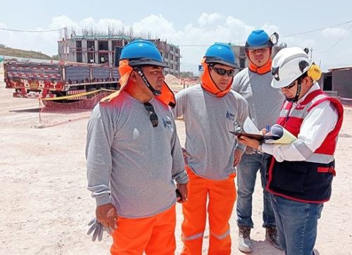 Inspectores de la Sunafil paralizaron una obra de construcción civil en Ayacucho ante los riesgos graves al que estarían expuestos 200 trabajadores. ANDINA/Difusión