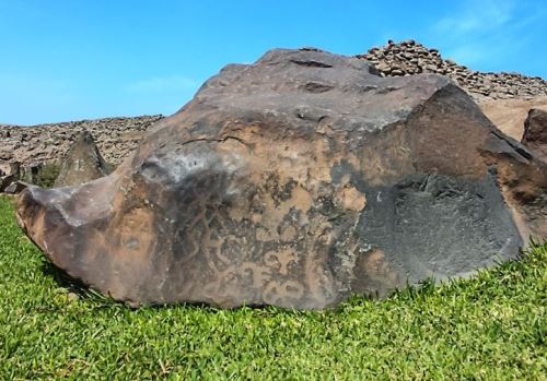 El hallazgo de una piedra sagrada con representaciones antropomorfas de animales en el sitio arqueológica San Antonio de Huachipa ha sorprendido a los investigadores. ANDINA/Difusión