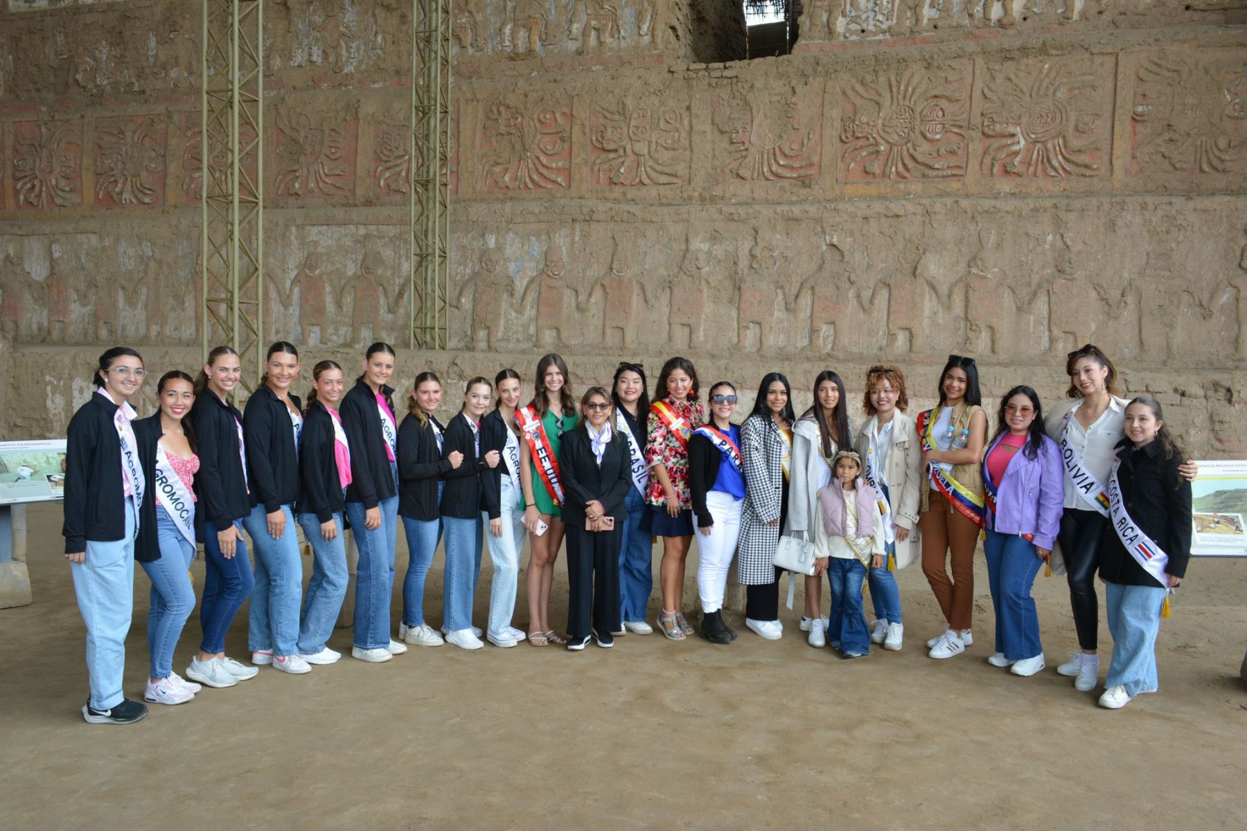 Las reinas y bastoneras del Festival Internacional de Primavera recorrieron el monumento prehispánico huaca de la Luna, en Trujillo. Foto: ANDINA/Difusión