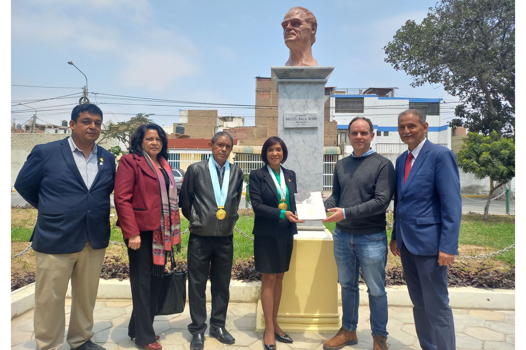 El busto del escultor Miguel Baca Rossi se erige en el Paseo de la Cultura de la ciudad de Chiclayo. Foto: ANDINA/Difusión