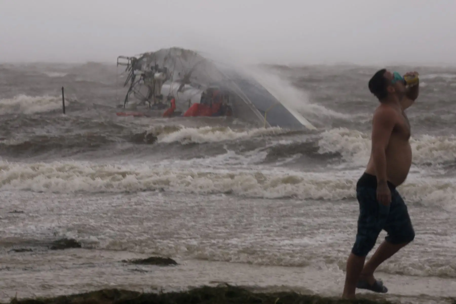 Fuertes lluvias y ráfagas de viento golpearon este jueves al estado de Florida en el sur de Estados Unidos, donde los habitantes se preparan para la llegada del "extremadamente peligroso" huracán Helene, que amenaza con provocar hasta seis metros de marea oceánica mortal, luego de su paso por Cuba. En la foto un barco volcado llega a la costa mientras el huracán Helene avanza en alta mar en St. Petersburg, Florida. Foto: AFP