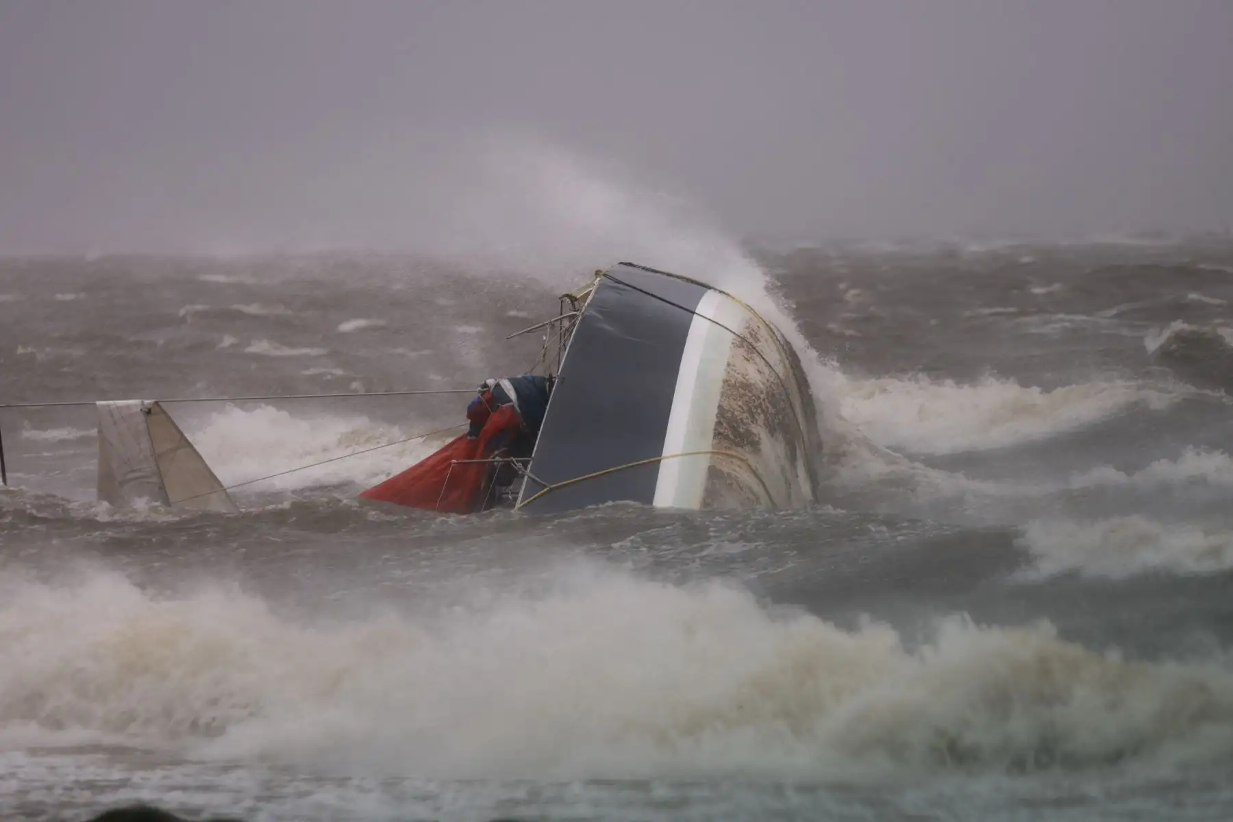 El Centro Nacional de Huracanes (NHC) de Miami informó que la tormenta, que se desplaza a gran velocidad, se fortaleció a categoría 4 el jueves por la noche, un fenómeno "extremadamente peligroso". Foto: AFP