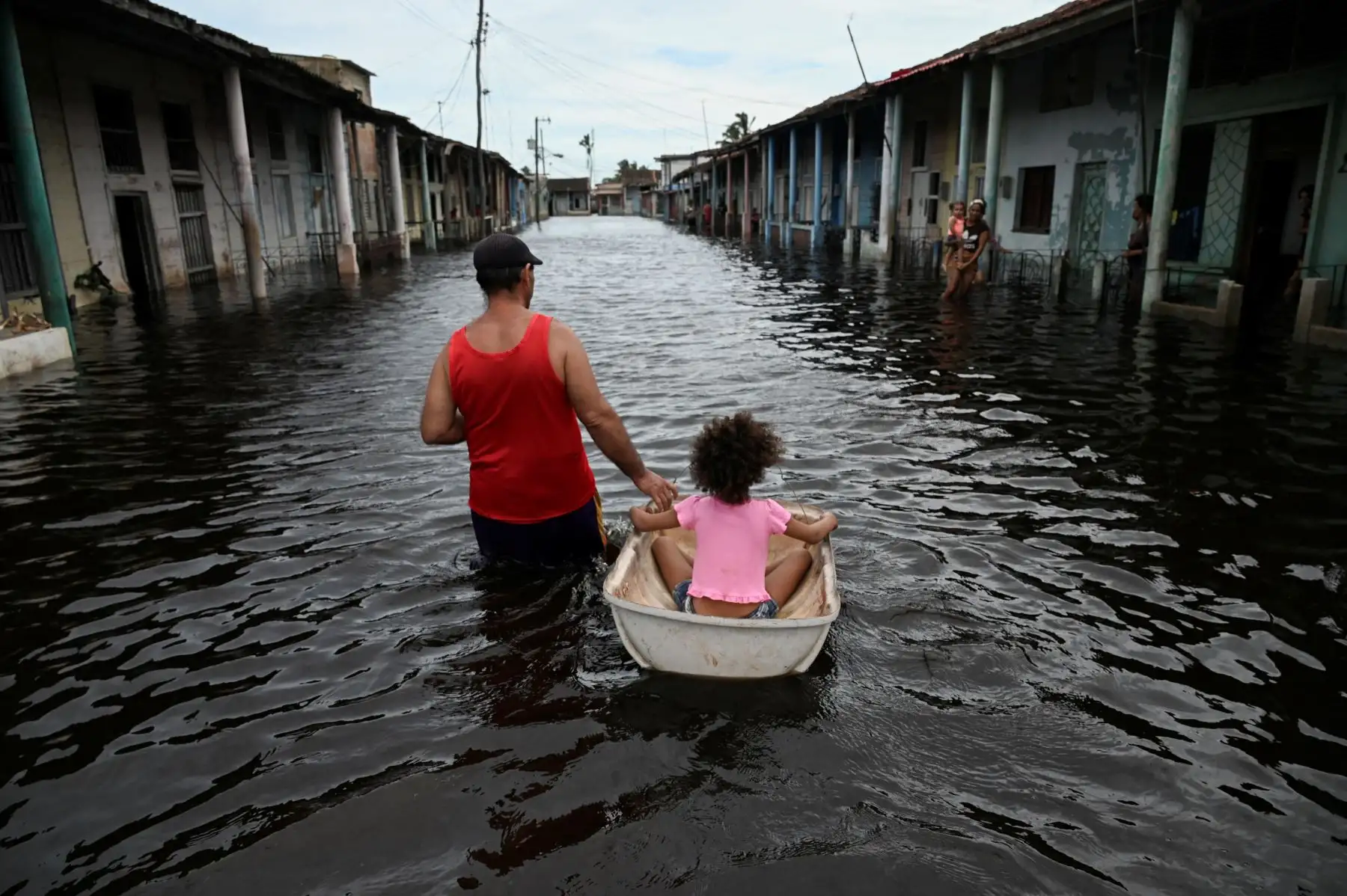 Antes, el centro de huracanes no había escatimado palabras para advertir sobre esta tormenta: "TODA la costa del Big Bend de Florida está en riesgo de marejada ciclónica potencialmente catastrófica". Foto: AFP