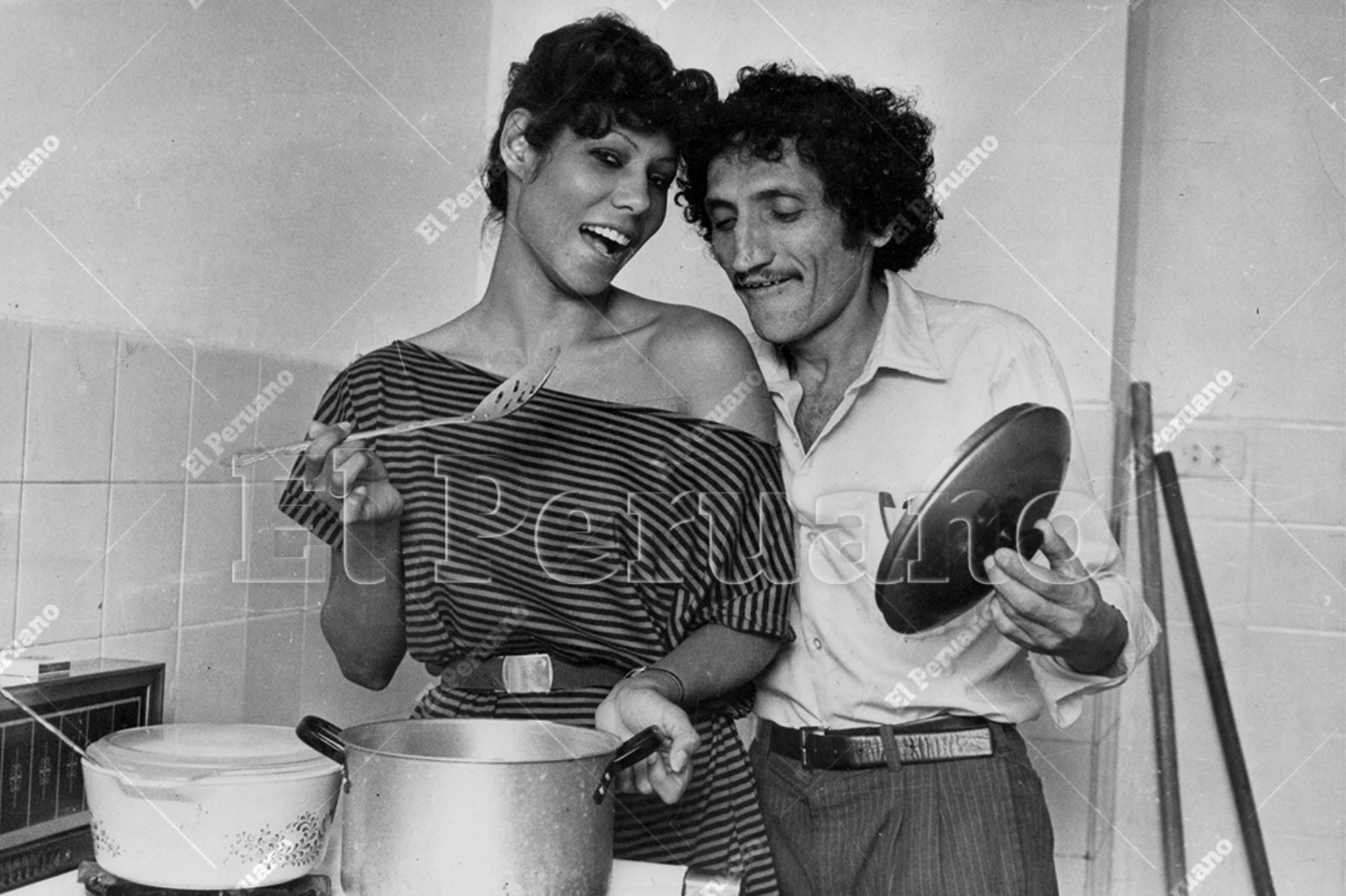 Lima - 23 abril 1985 / Analí Cabrera y Rodolfo Carrión , actores que dan vida a "Chelita" y "Felpudini" en la secuencia "El jefecito" del programa Risas y Salsa de Panamericana Televisión. Foto: Archivo Histórico de El Peruano