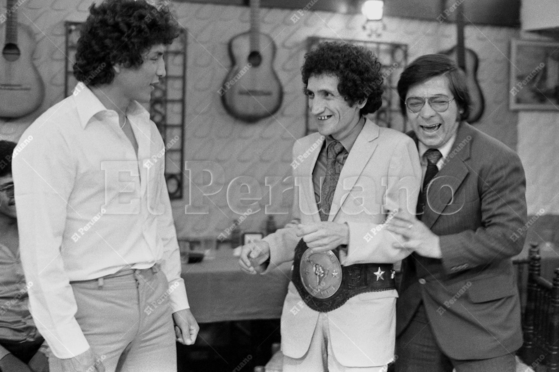 Lima - 9 octubre 1981 / Los actores Rodolfo Carrión "Felpudini" y Efraín Aguilar celebran con Fernando Rocco el título de campeón latinoamericano de los welter  obtenido por el boxeador huaralino. Foto: Archivo Histórico de El Peruano / Rolando Ángeles