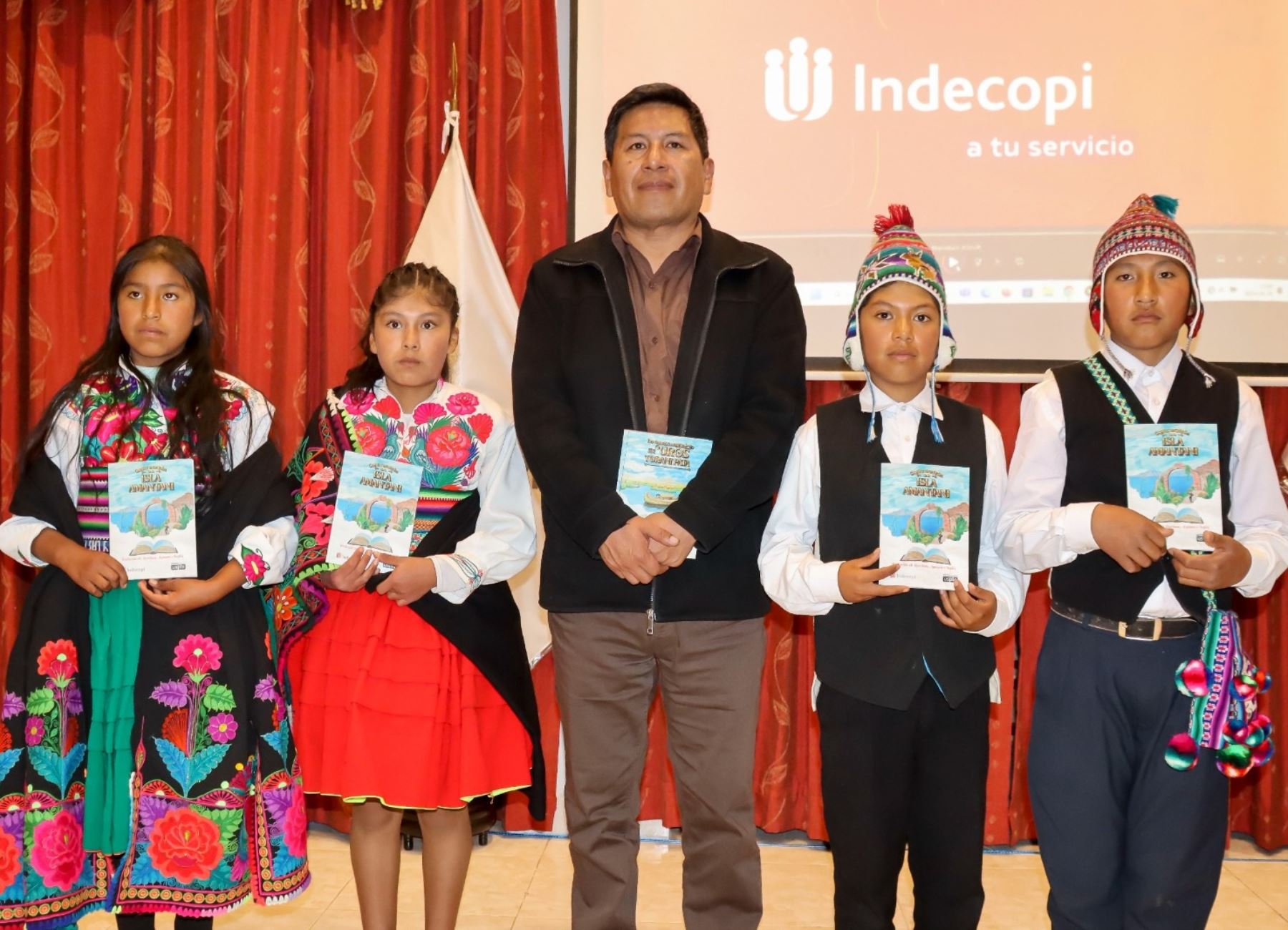 Con la publicación de los libros sobre los Uros y Amantaní buscan promover entre los estudiantes de primaria la preservación de la cultura ancestral de Puno. ANDINA/Difusión