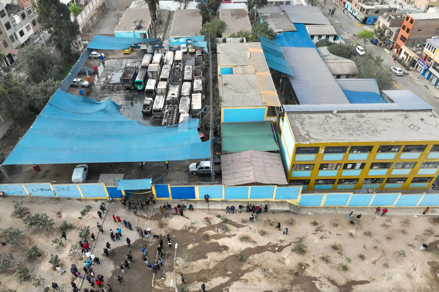 El hecho se produjo al promediar las 2:10 de la mañana dentro de las instalaciones de este centro educativo ubicado en la tercera etapa del sector de Tahuantinsuyo a donde acudieron cerca de 10 unidades de bomberos para combatir el siniestro.

Foto: ANDINA/Juan Carlos Guzmán Negrini