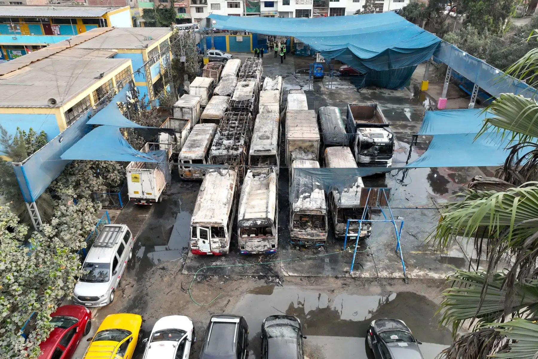 Un incendio de gran magnitud consumió, esta madrugada, 25 buses que se encontraban dentro de la cochera del colegio Medalla Milagrosa, en el distrito de Independencia.

Foto: ANDINA/Juan Carlos Guzmán Negrini
