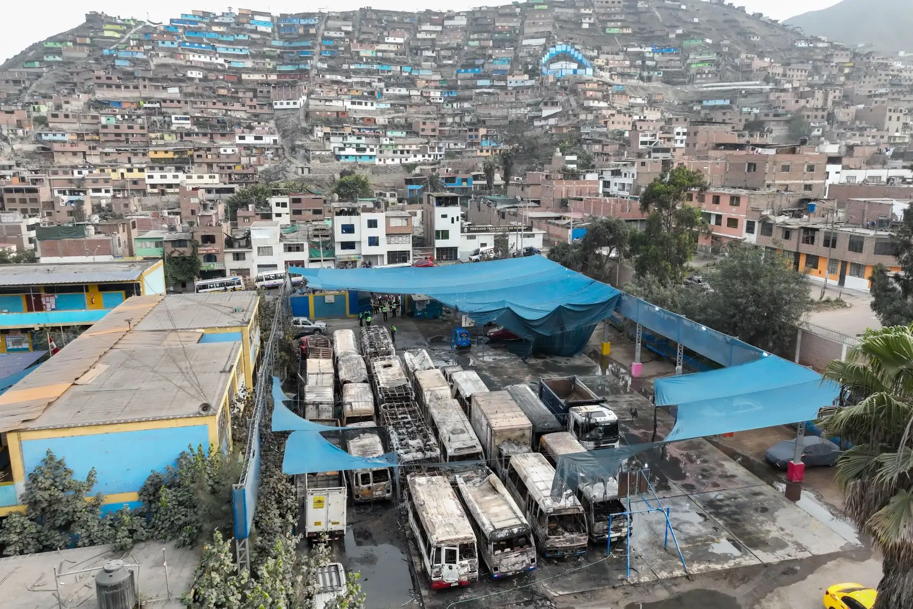 El hecho se produjo al promediar las 2:10 de la mañana dentro de las instalaciones de este centro educativo ubicado en la tercera etapa del sector de Tahuantinsuyo a donde acudieron cerca de 10 unidades de bomberos para combatir el siniestro.

Foto: ANDINA/Juan Carlos Guzmán Negrini