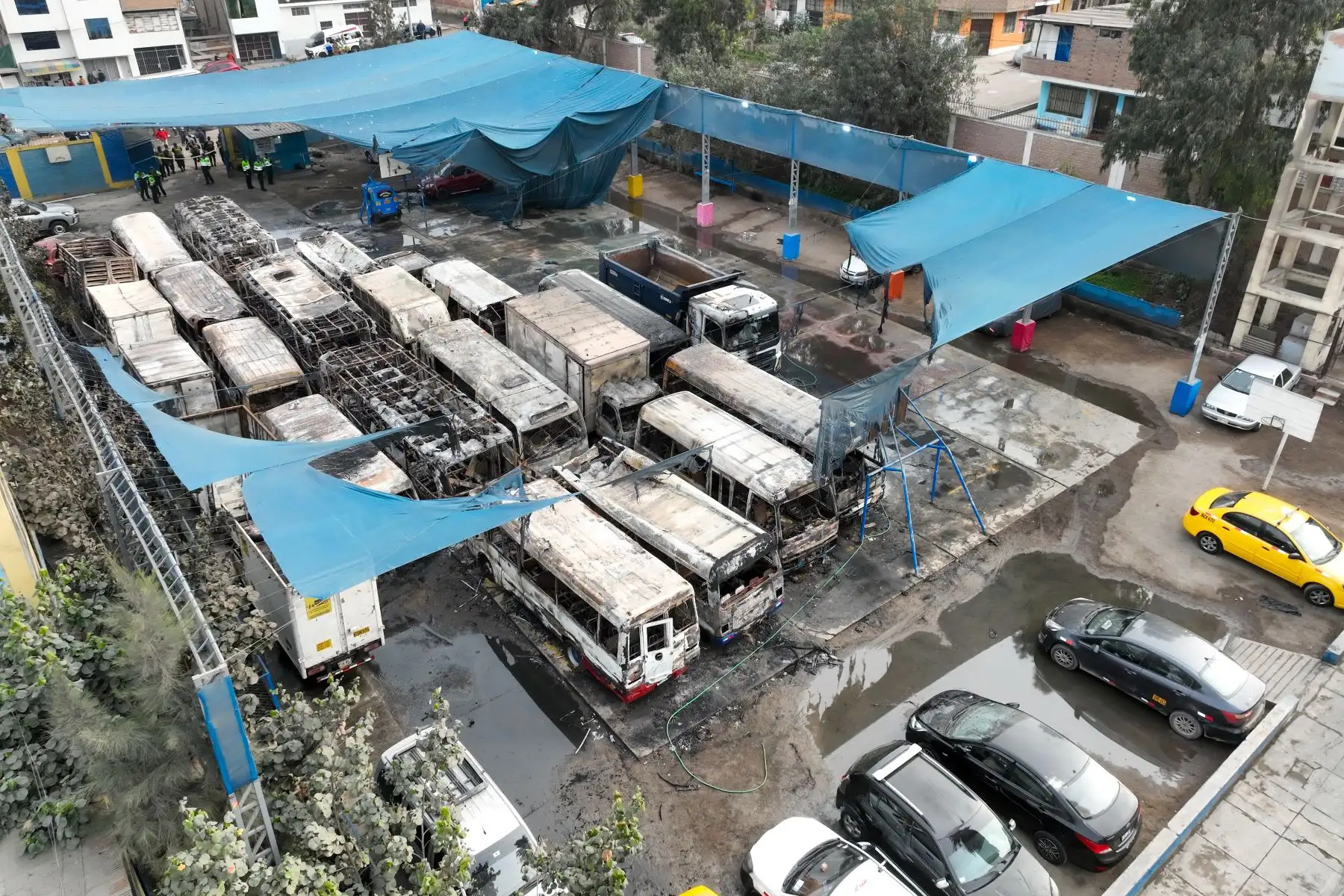 Un incendio de gran magnitud consumió, esta madrugada, 25 buses que se encontraban dentro de la cochera del colegio Medalla Milagrosa, en el distrito de Independencia.

Foto: ANDINA/Juan Carlos Guzmán Negrini