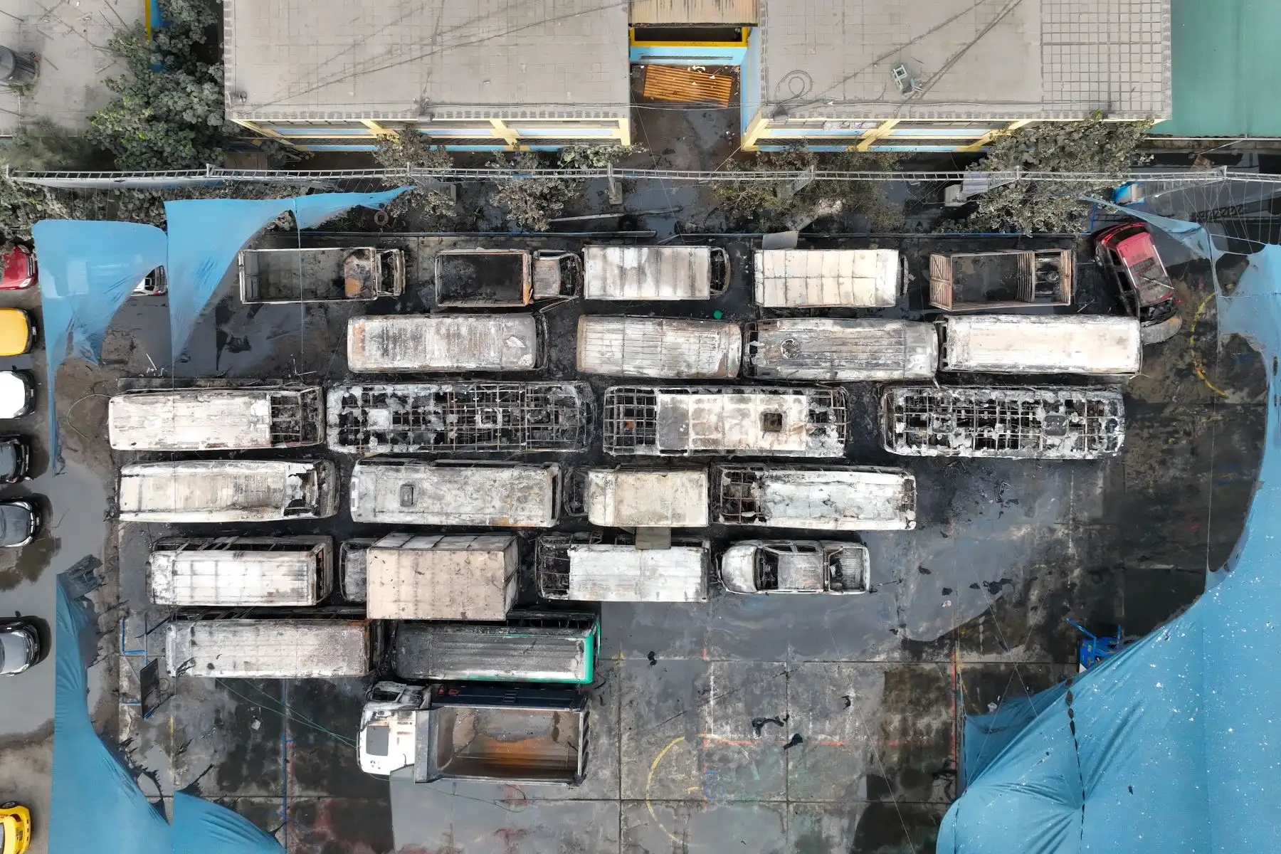 Un incendio de gran magnitud consumió, esta madrugada, 25 buses que se encontraban dentro de la cochera del colegio Medalla Milagrosa, en el distrito de Independencia.

Foto: ANDINA/Juan Carlos Guzmán Negrini