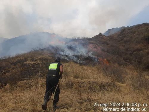 Dos bomberos de Cusco resultaron heridos con quemaduras de primer grado cuando combatían un incendio forestal en el distrito de Písac. ANDINA/Difusión