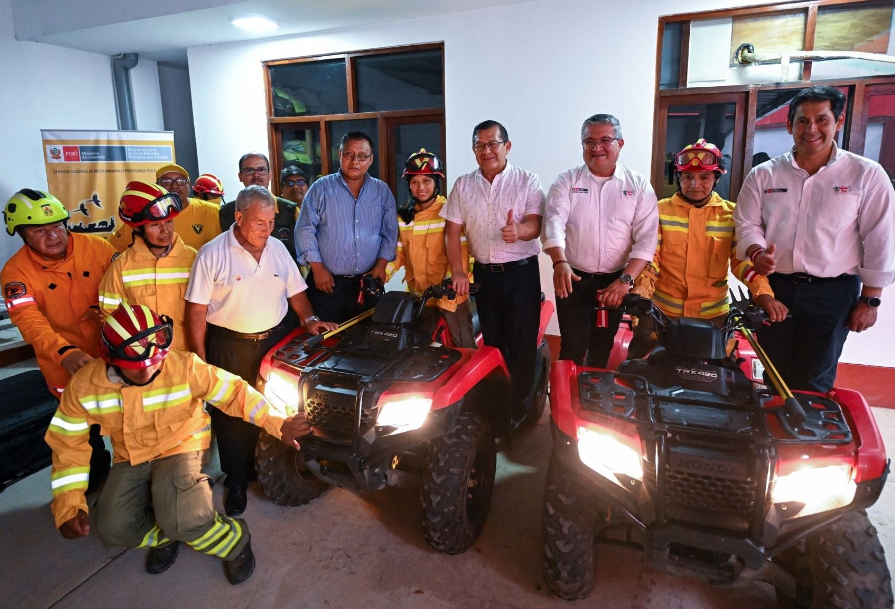 El Ministerio del Ambiente entregó equipamiento a guardaparques bomberos para combatir incendios forestales en Madre de Dios. ANDINA/Difusión