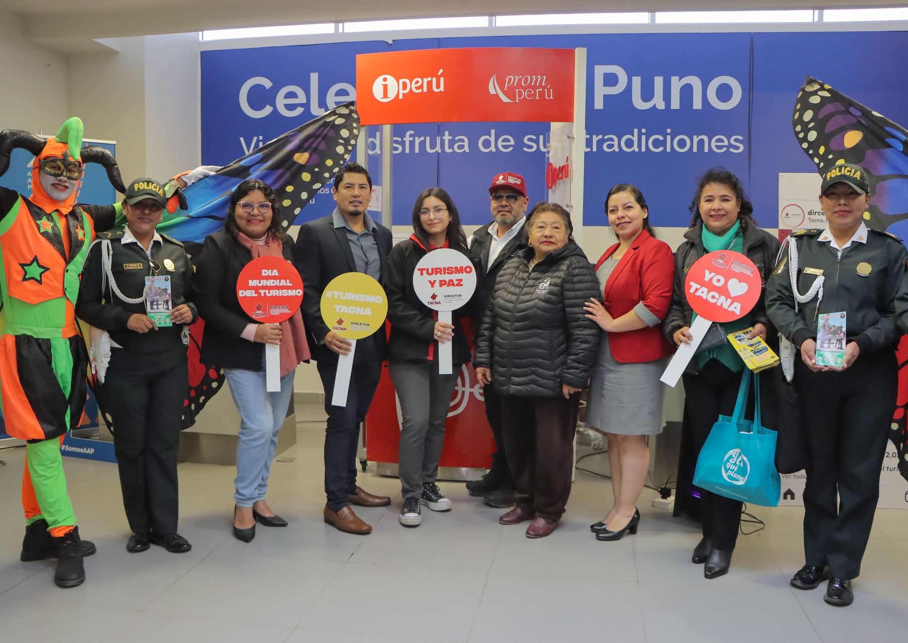 Con música y bocadillos tradicionales fueron recibidos los turistas que arribaron hoy a Tacna. La actividad se organizó por el Día Mundial del Turismo. ANDINA/Difusión