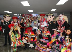 Los cientos de turistas que arribaron esta mañana a la ciudad de Cusco disfrutaron de música, danzas y regalos que se ofrecieron por el Día Mundial del Turismo. ANDINA/Percy Hurtado Santillán