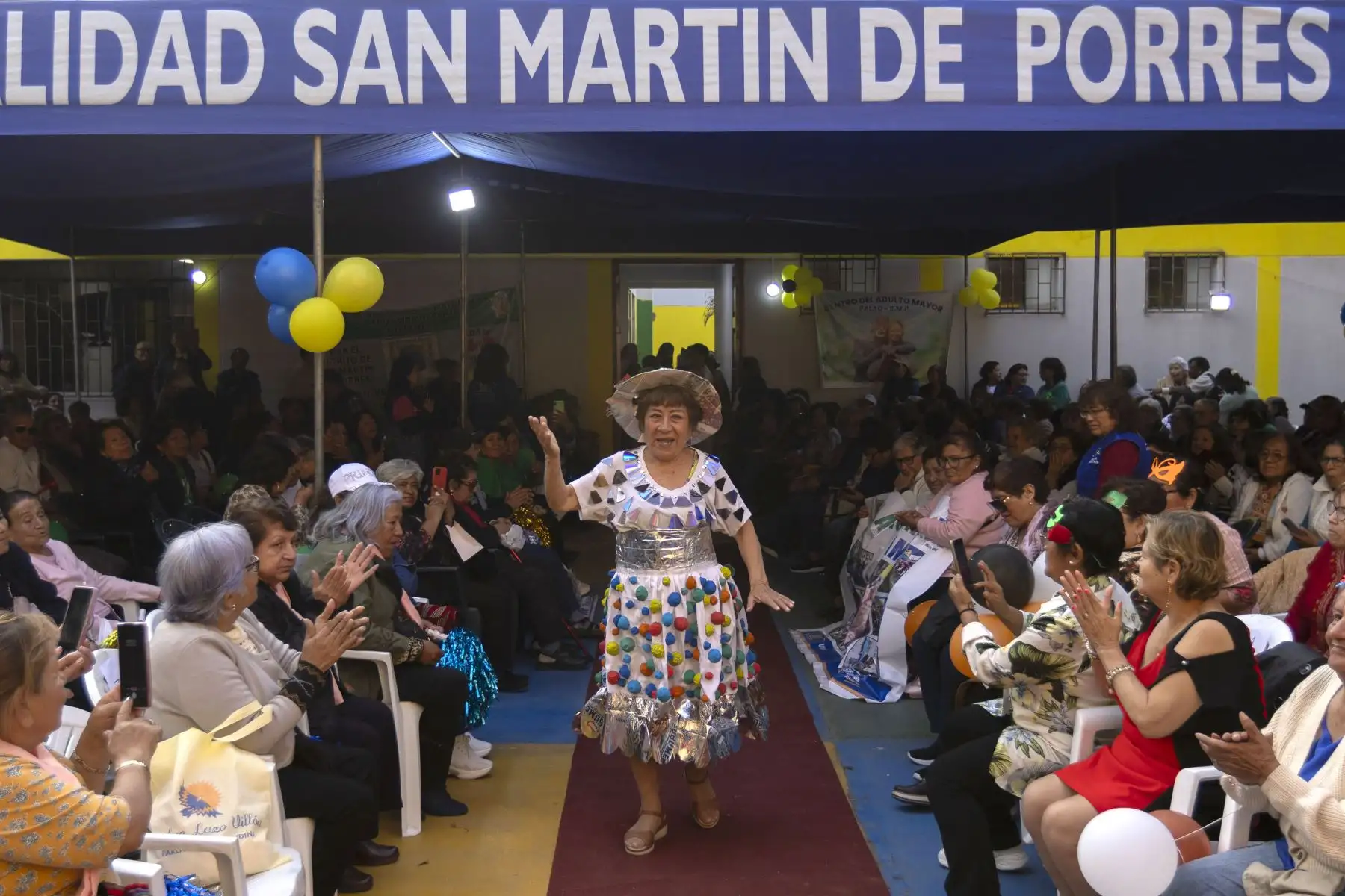 Mujeres integrantes del Centro Integral del Adulto Mayor (CIAM) de la Municipalidad de San Martín de Porres participaron en el concurso “Miss Senior Primavera CIAM 2024”. Las señoras desfilaron por la pasarela y lucieron sus mejores trajes. Foto: Municipalidad de San Martín de Porres