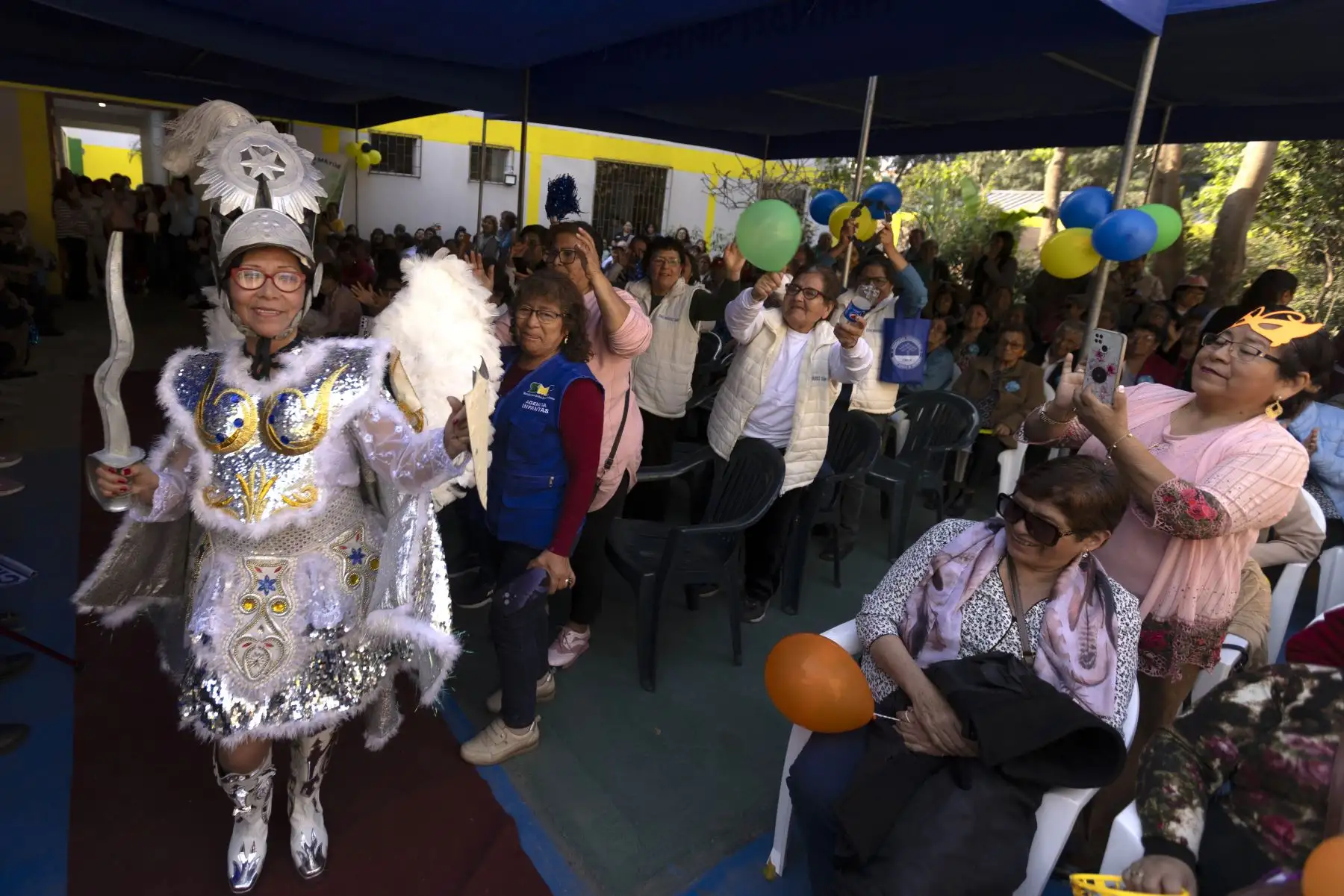 Mujeres integrantes del Centro Integral del Adulto Mayor (CIAM) de la Municipalidad de San Martín de Porres participaron en el concurso “Miss Senior Primavera CIAM 2024”. Las señoras desfilaron por la pasarela y lucieron sus mejores trajes. Foto: Municipalidad de San Martín de Porres