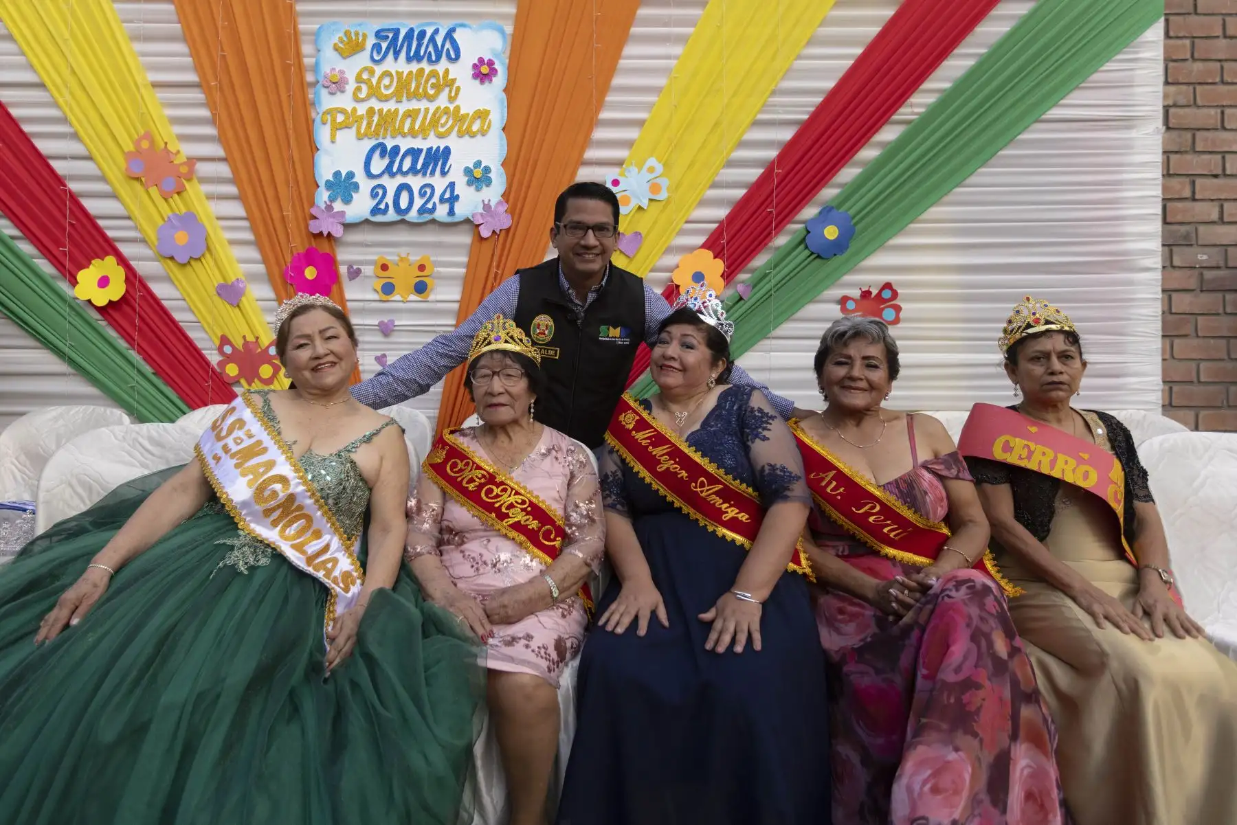 Mujeres integrantes del Centro Integral del Adulto Mayor (CIAM) de la Municipalidad de San Martín de Porres participaron en el concurso “Miss Senior Primavera CIAM 2024”. Las señoras desfilaron por la pasarela y lucieron sus mejores trajes. Foto: Municipalidad de San Martín de Porres